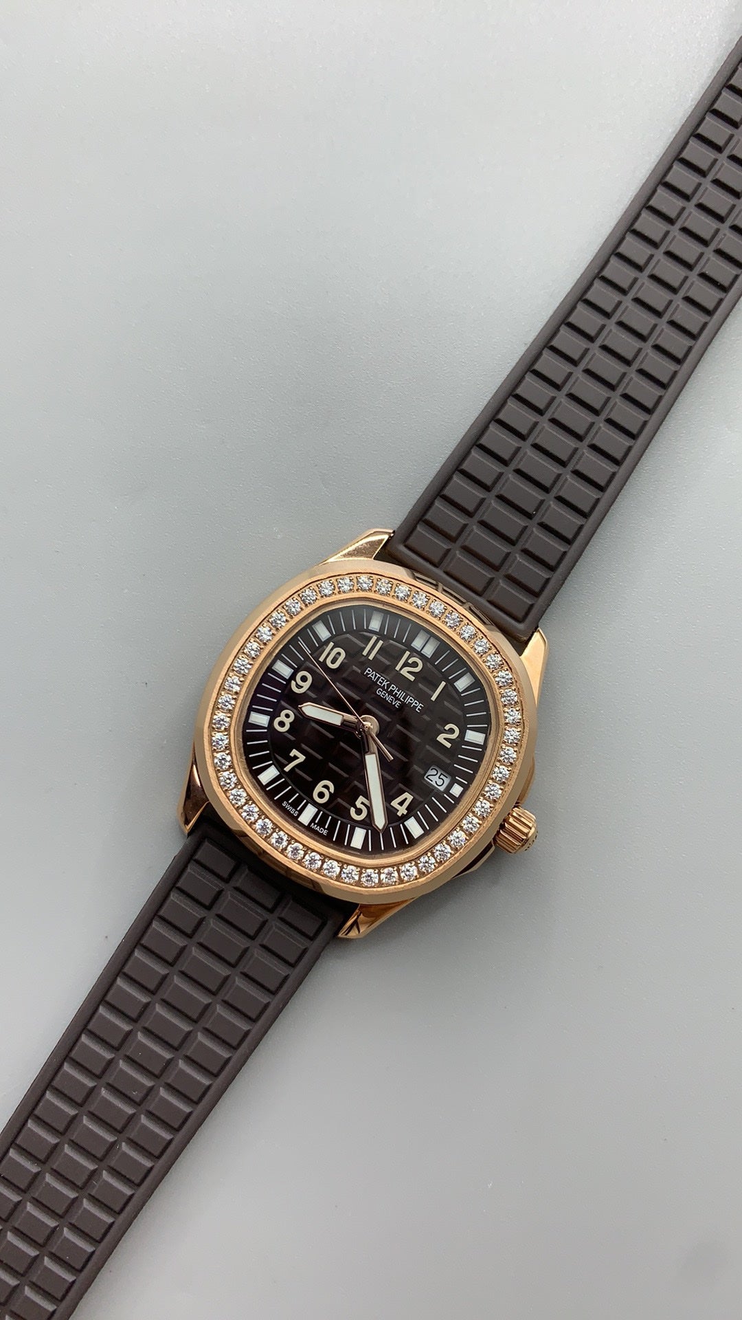 Patek Philippe Aquanaut 5068 | 35.6MM | ตัวเรือนสีโรสโกลด์ PVD | ขอบประดับเพชร | หน้าปัดสีขาว | กลไกอัตโนมัติ Cal.324 S C