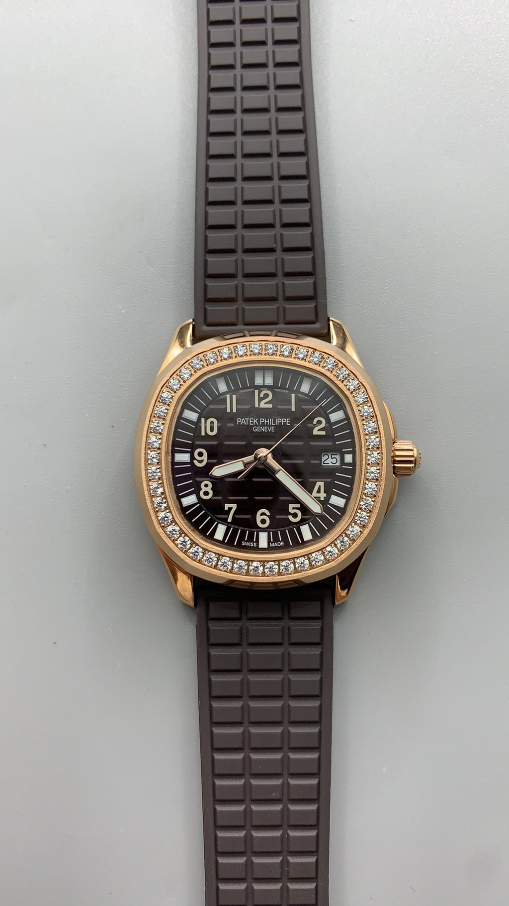 Patek Philippe Aquanaut 5068 | 35.6MM | ตัวเรือนสีโรสโกลด์ PVD | ขอบประดับเพชร | หน้าปัดสีขาว | กลไกอัตโนมัติ Cal.324 S C