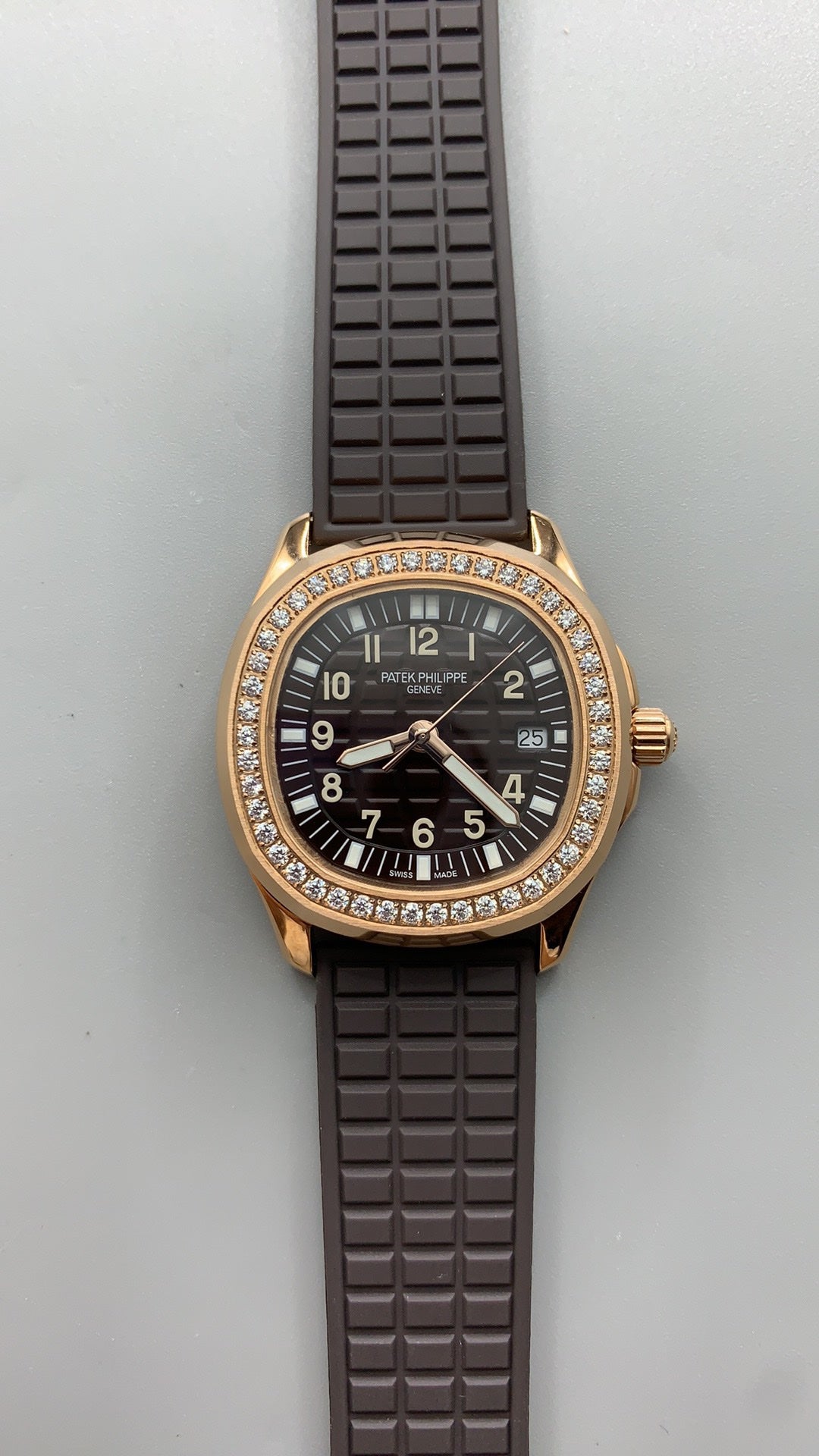 Patek Philippe Aquanaut 5068 | 35.6MM | ตัวเรือนสีโรสโกลด์ PVD | ขอบประดับเพชร | หน้าปัดสีขาว | กลไกอัตโนมัติ Cal.324 S C