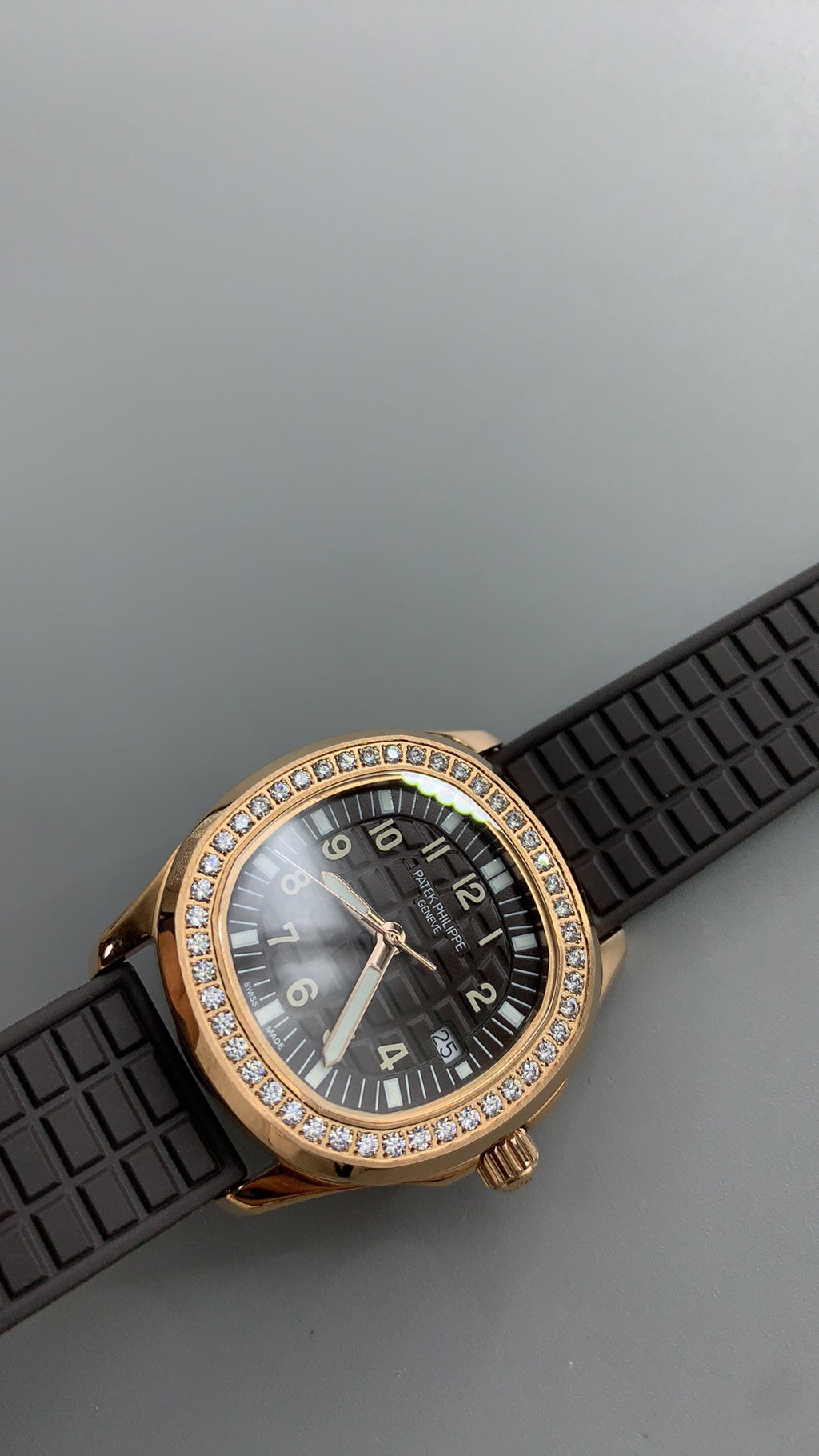 Patek Philippe Aquanaut 5068 | 35.6MM | ตัวเรือนสีโรสโกลด์ PVD | ขอบประดับเพชร | หน้าปัดสีขาว | กลไกอัตโนมัติ Cal.324 S C