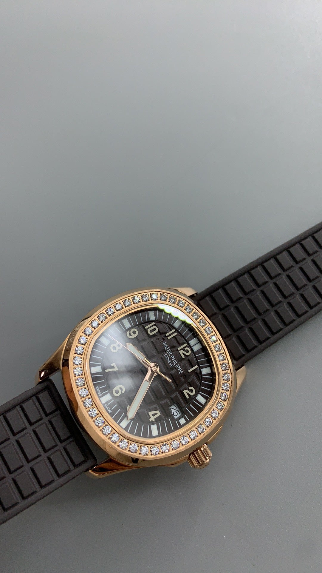 Patek Philippe Aquanaut 5068 | 35.6MM | ตัวเรือนสีโรสโกลด์ PVD | ขอบประดับเพชร | หน้าปัดสีขาว | กลไกอัตโนมัติ Cal.324 S C