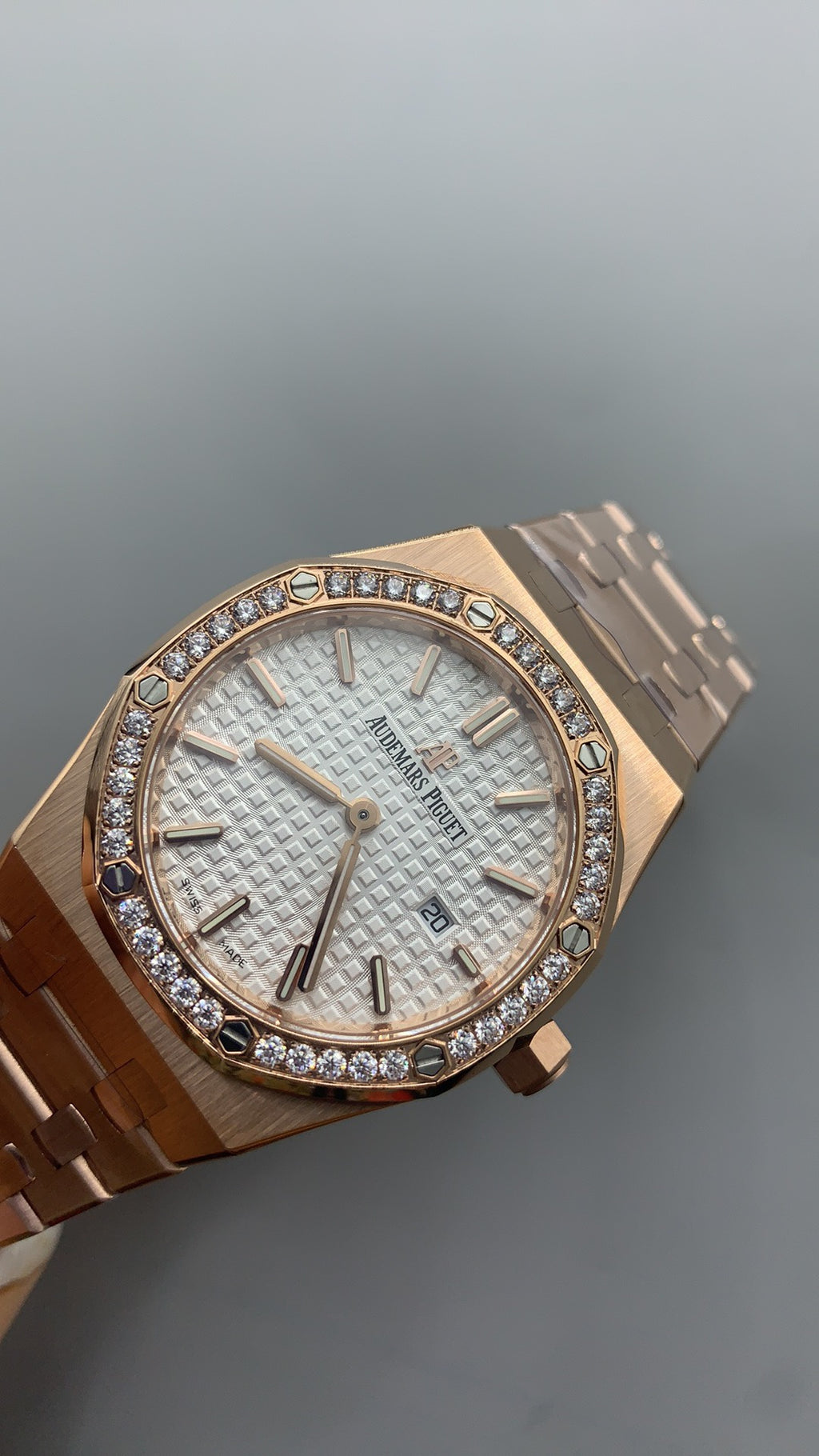 Audemars Piguet Royal Oak 33MM | ระบบควอทซ์ (Quartz) | ตัวเรือนสแตนเลสสตีลเคลือบสีโรสโกลด์แบบ PVD | หน้าปัดสีขาว | ขอบประดับเพชร