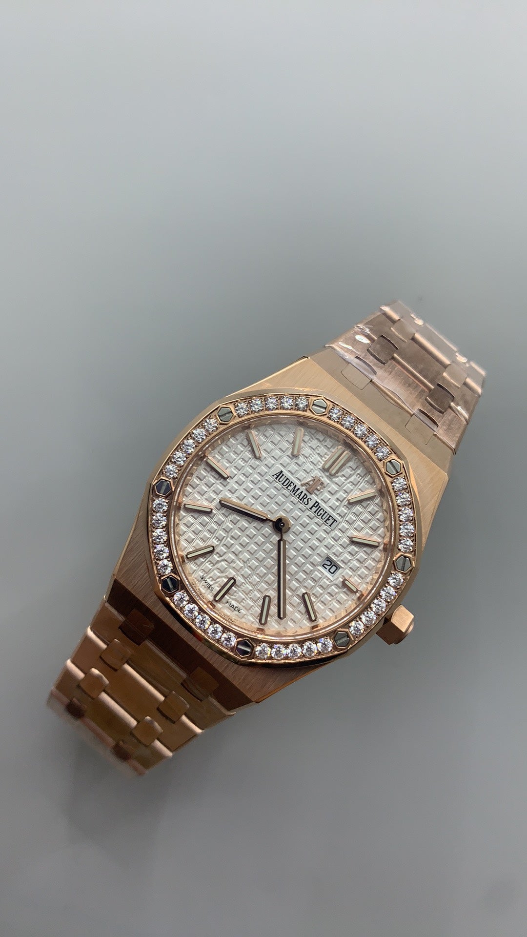 Audemars Piguet Royal Oak 33MM | ระบบควอทซ์ (Quartz) | ตัวเรือนสแตนเลสสตีลเคลือบสีโรสโกลด์แบบ PVD | หน้าปัดสีขาว | ขอบประดับเพชร