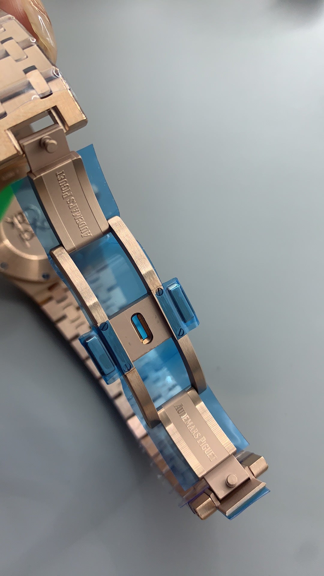 Audemars Piguet Royal Oak 33MM | ระบบควอทซ์ (Quartz) | ตัวเรือนสแตนเลสสตีลเคลือบสีโรสโกลด์แบบ PVD | หน้าปัดสีขาว | ขอบประดับเพชร