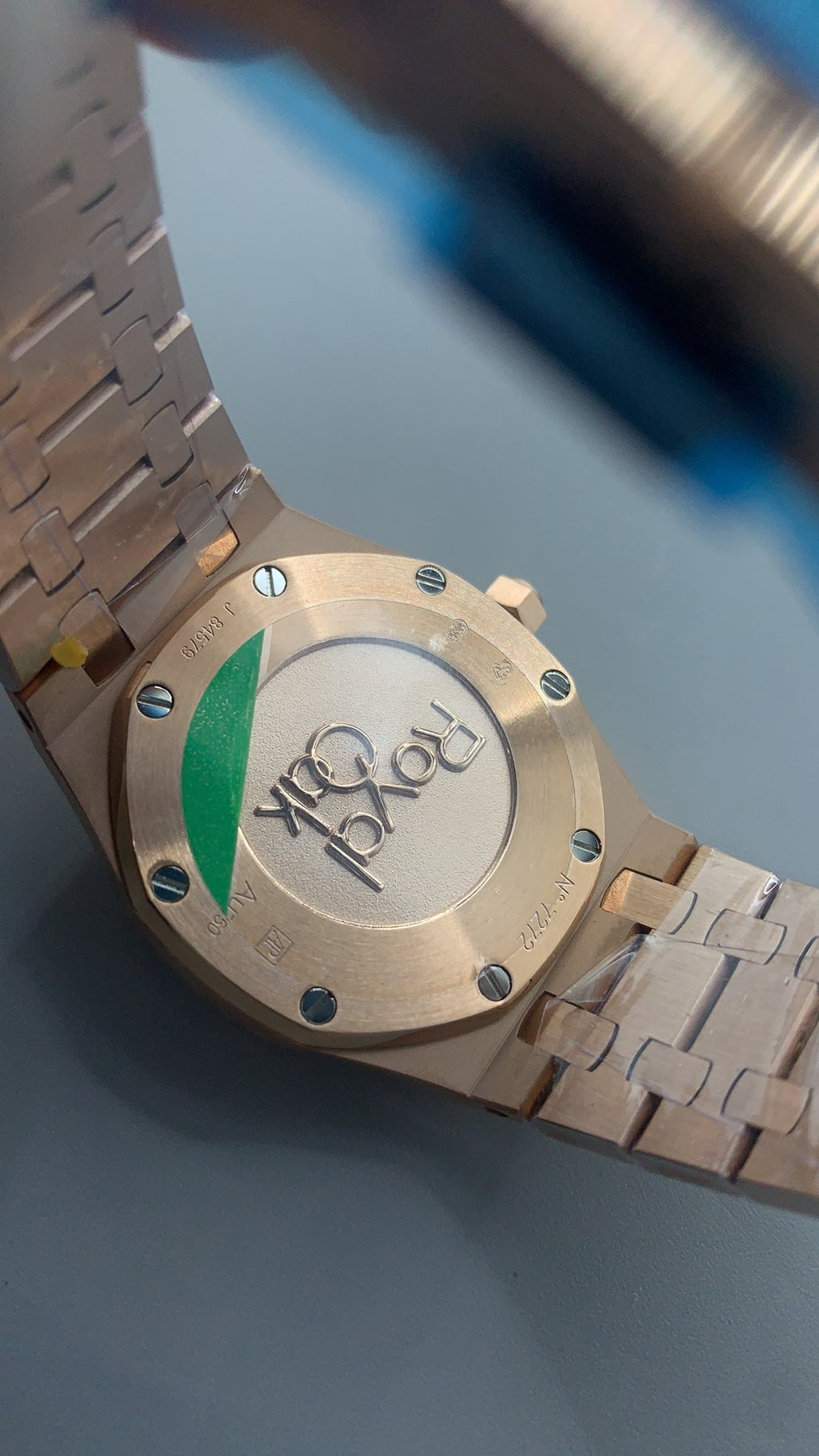 Audemars Piguet Royal Oak 33MM | ระบบควอทซ์ (Quartz) | ตัวเรือนสแตนเลสสตีลเคลือบสีโรสโกลด์แบบ PVD | หน้าปัดสีขาว | ขอบประดับเพชร