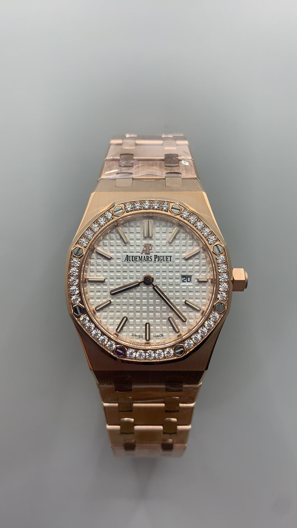 Audemars Piguet Royal Oak 33MM | ระบบควอทซ์ (Quartz) | ตัวเรือนสแตนเลสสตีลเคลือบสีโรสโกลด์แบบ PVD | หน้าปัดสีขาว | ขอบประดับเพชร