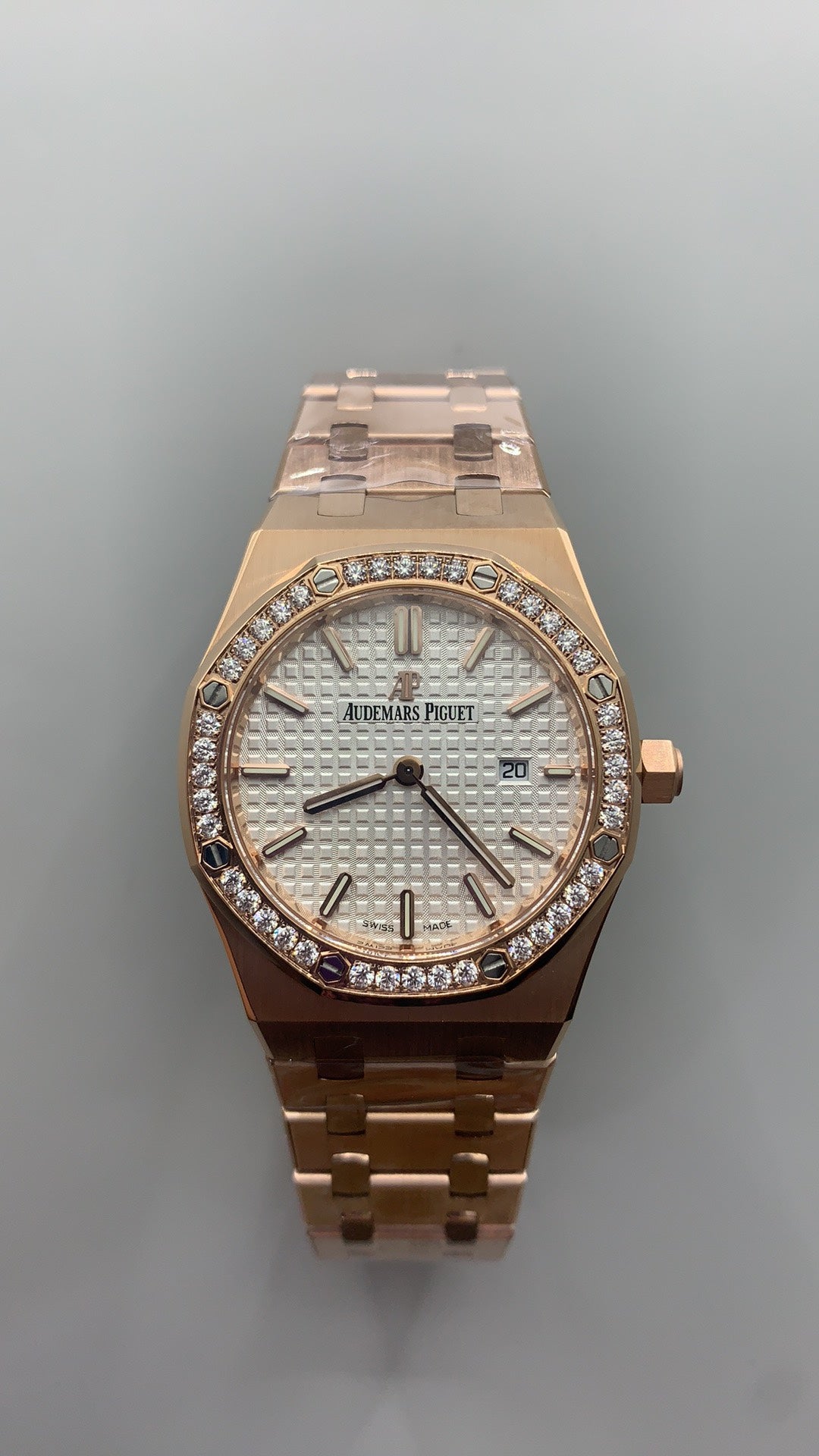 Audemars Piguet Royal Oak 33MM | ระบบควอทซ์ (Quartz) | ตัวเรือนสแตนเลสสตีลเคลือบสีโรสโกลด์แบบ PVD | หน้าปัดสีขาว | ขอบประดับเพชร