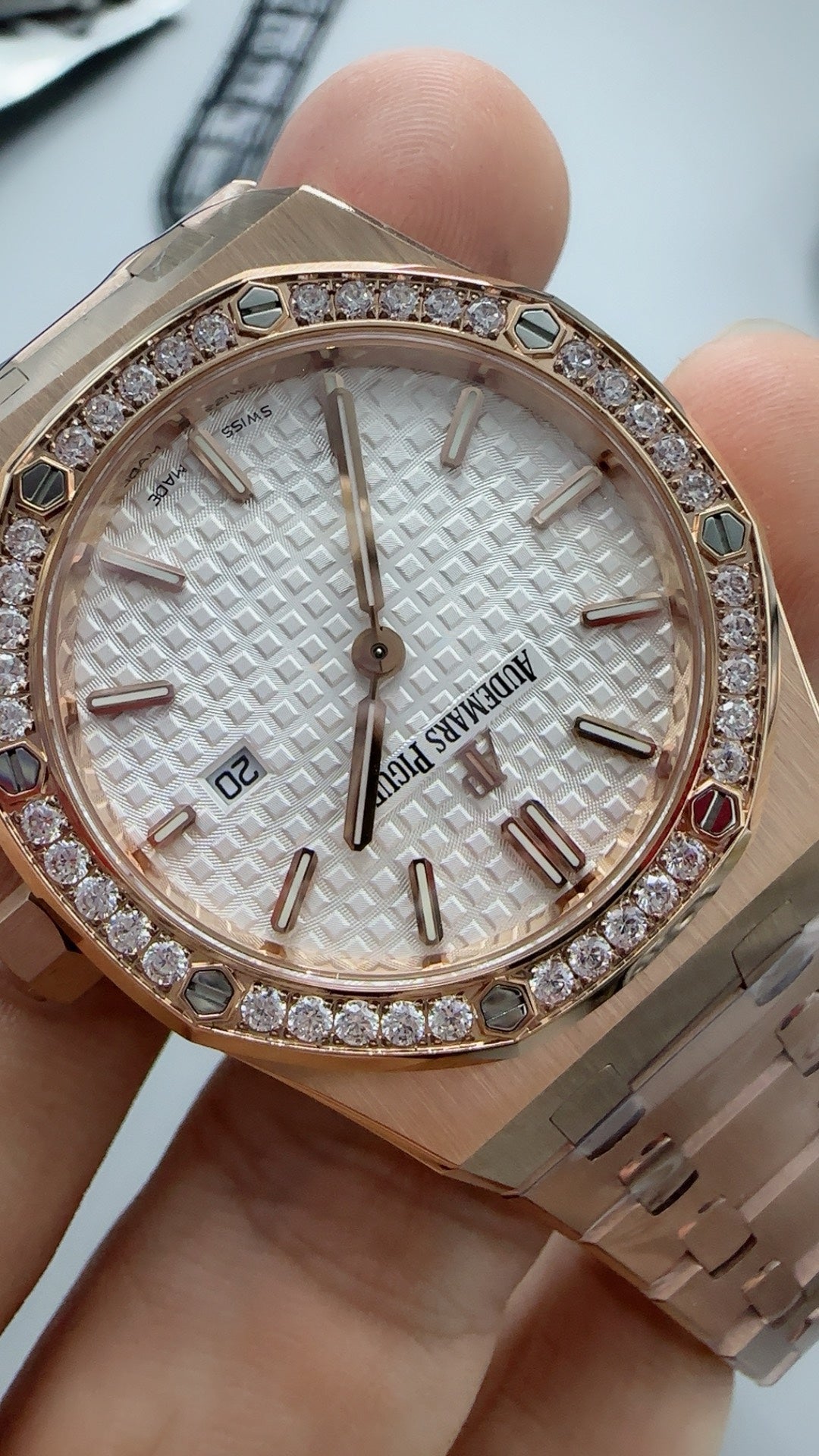 Audemars Piguet Royal Oak 33MM | ระบบควอทซ์ (Quartz) | ตัวเรือนสแตนเลสสตีลเคลือบสีโรสโกลด์แบบ PVD | หน้าปัดสีขาว | ขอบประดับเพชร