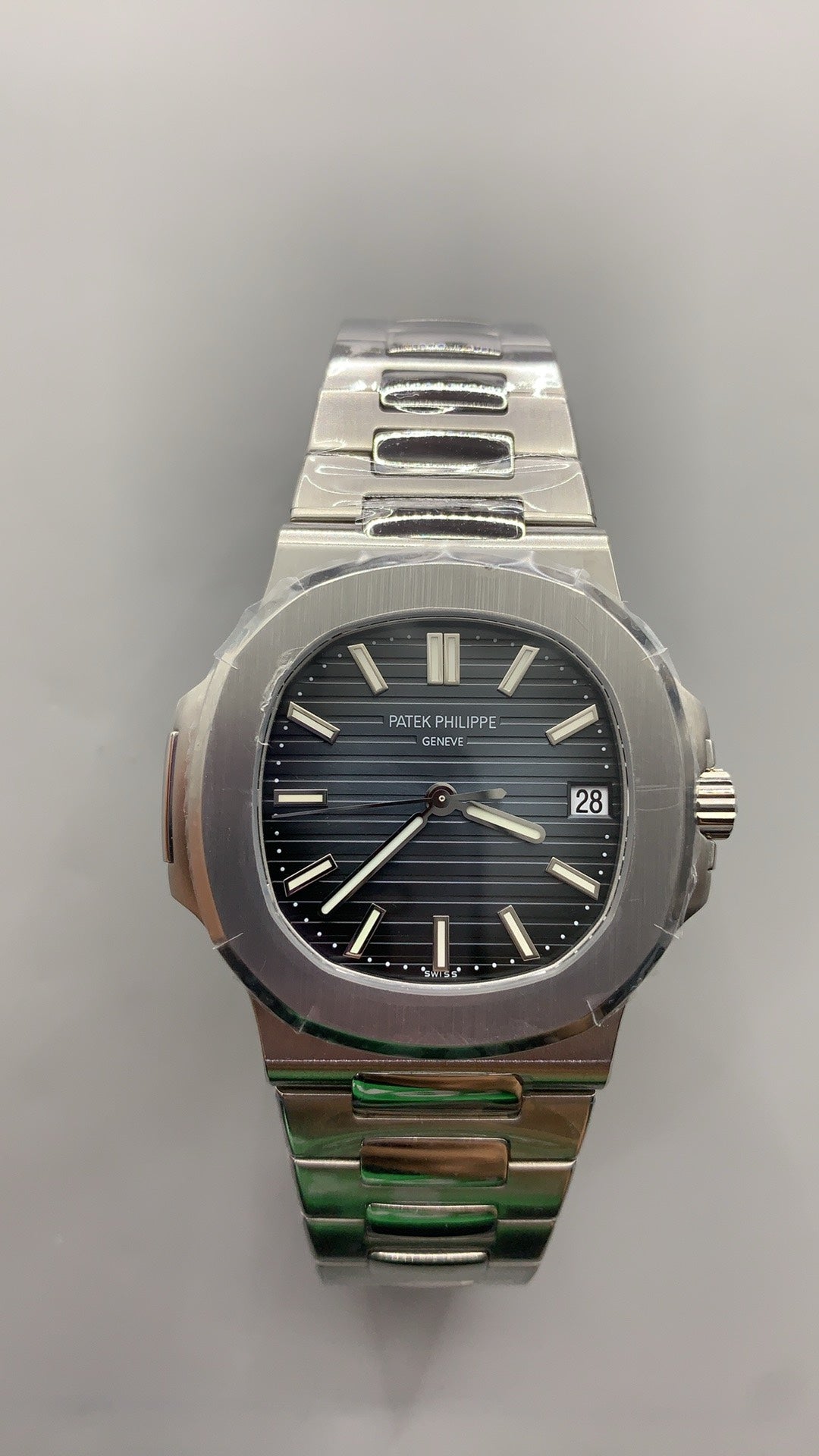 Patek Philippe Nautilus 5711 | 40MM | หน้าปัดสีน้ำเงินลายริ้ว | ตัวเรือนสแตนเลสสตีล | กลไกอัตโนมัติ Cal.324 S C