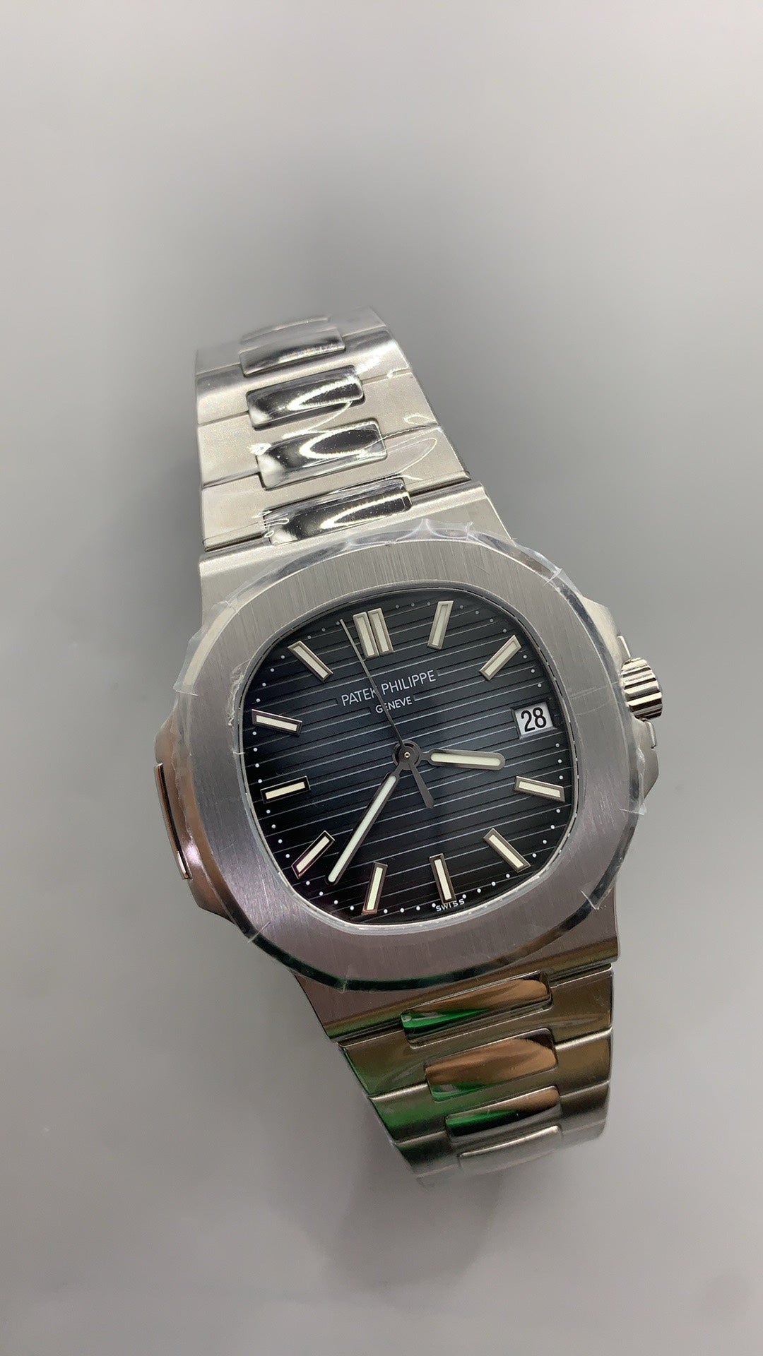 Patek Philippe Nautilus 5711 | 40MM | หน้าปัดสีน้ำเงินลายริ้ว | ตัวเรือนสแตนเลสสตีล | กลไกอัตโนมัติ Cal.324 S C