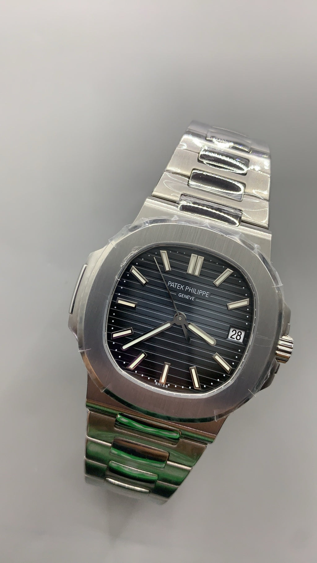 Patek Philippe Nautilus 5711 | 40MM | หน้าปัดสีน้ำเงินลายริ้ว | ตัวเรือนสแตนเลสสตีล | กลไกอัตโนมัติ Cal.324 S C
