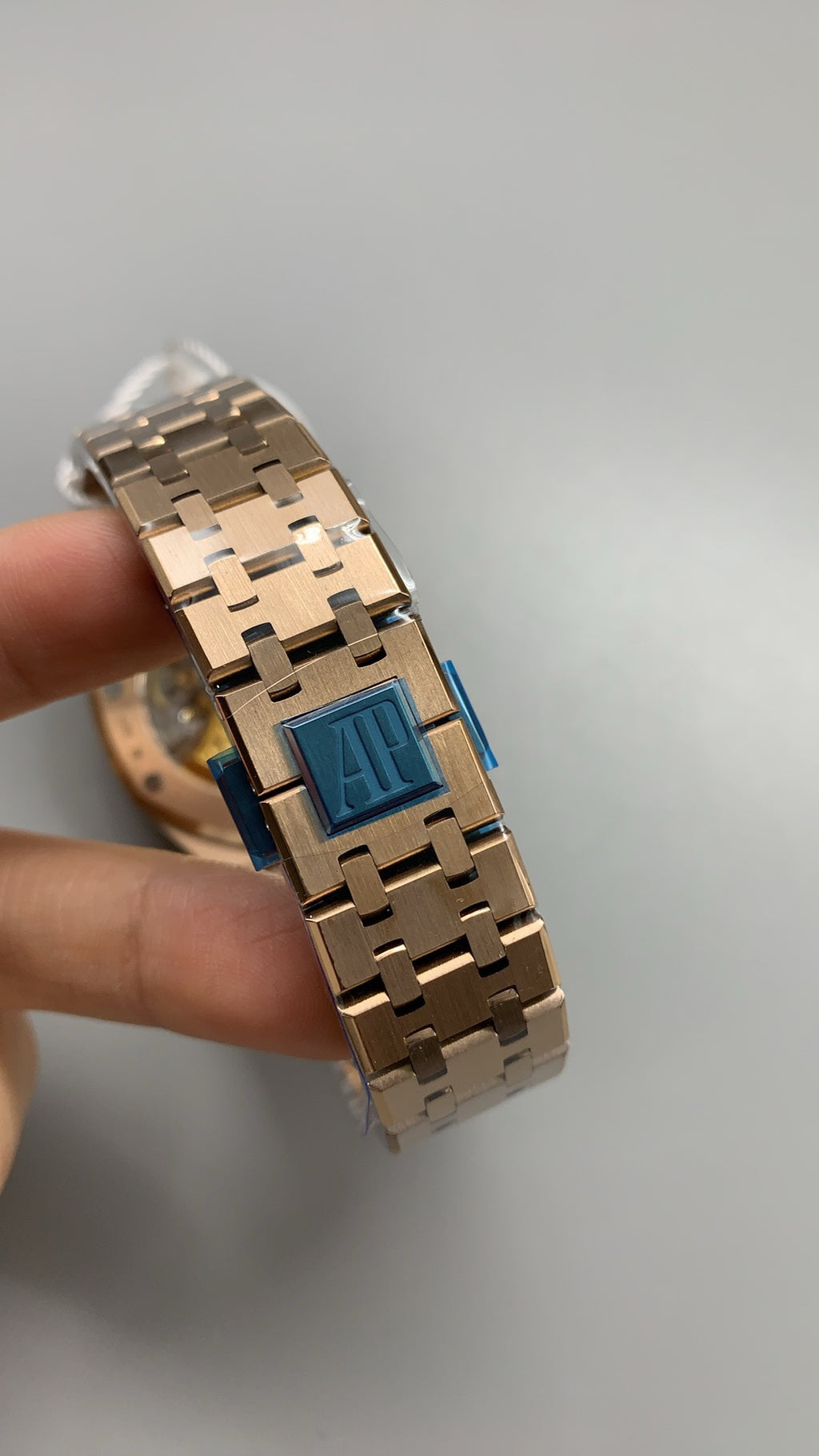 Audemars Piguet Royal Oak 15450 | 37MM | ตัวเรือนสแตนเลสสตีลเคลือบสีโรสโกลด์แบบ PVD | ขอบประดับอัญมณีสี彩รุ้ง (Rainbow Bezel) | หน้าปัดสีขาว | กลไกอัตโนมัติ Cal.3120