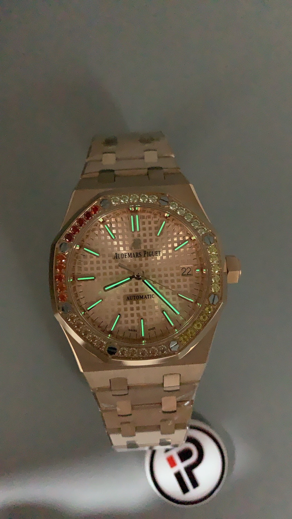 Audemars Piguet Royal Oak 15450 | 37MM | ตัวเรือนสแตนเลสสตีลเคลือบสีโรสโกลด์แบบ PVD | ขอบประดับอัญมณีสี彩รุ้ง (Rainbow Bezel) | หน้าปัดสีขาว | กลไกอัตโนมัติ Cal.3120