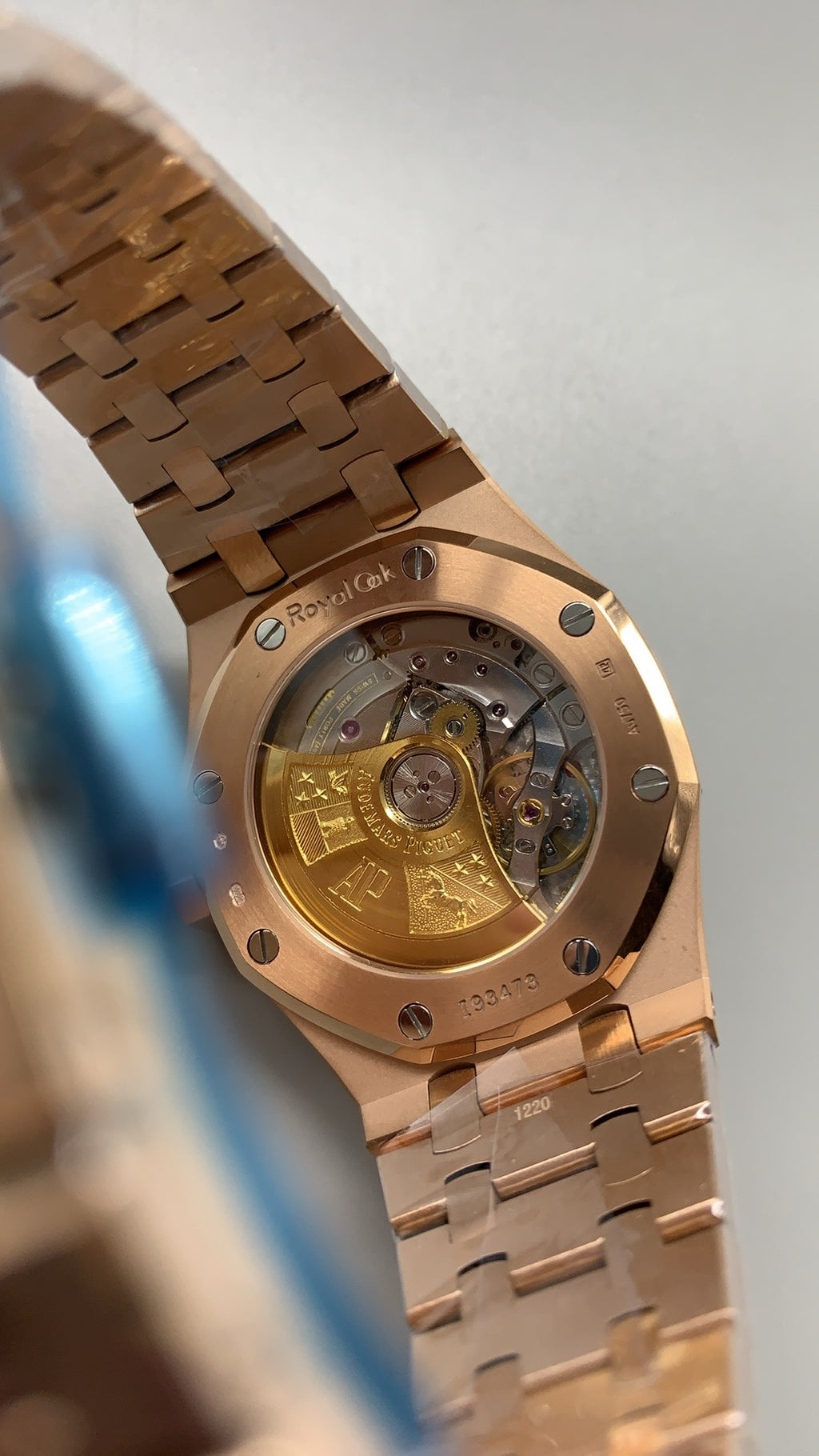 Audemars Piguet Royal Oak 15450 | 37MM | ตัวเรือนสแตนเลสสตีลเคลือบสีโรสโกลด์แบบ PVD | ขอบประดับอัญมณีสี彩รุ้ง (Rainbow Bezel) | หน้าปัดสีขาว | กลไกอัตโนมัติ Cal.3120