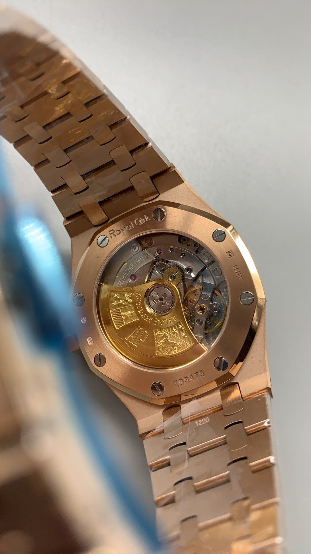 Audemars Piguet Royal Oak 15450 | 37MM | ตัวเรือนสแตนเลสสตีลเคลือบสีโรสโกลด์แบบ PVD | ขอบประดับอัญมณีสี彩รุ้ง (Rainbow Bezel) | หน้าปัดสีขาว | กลไกอัตโนมัติ Cal.3120