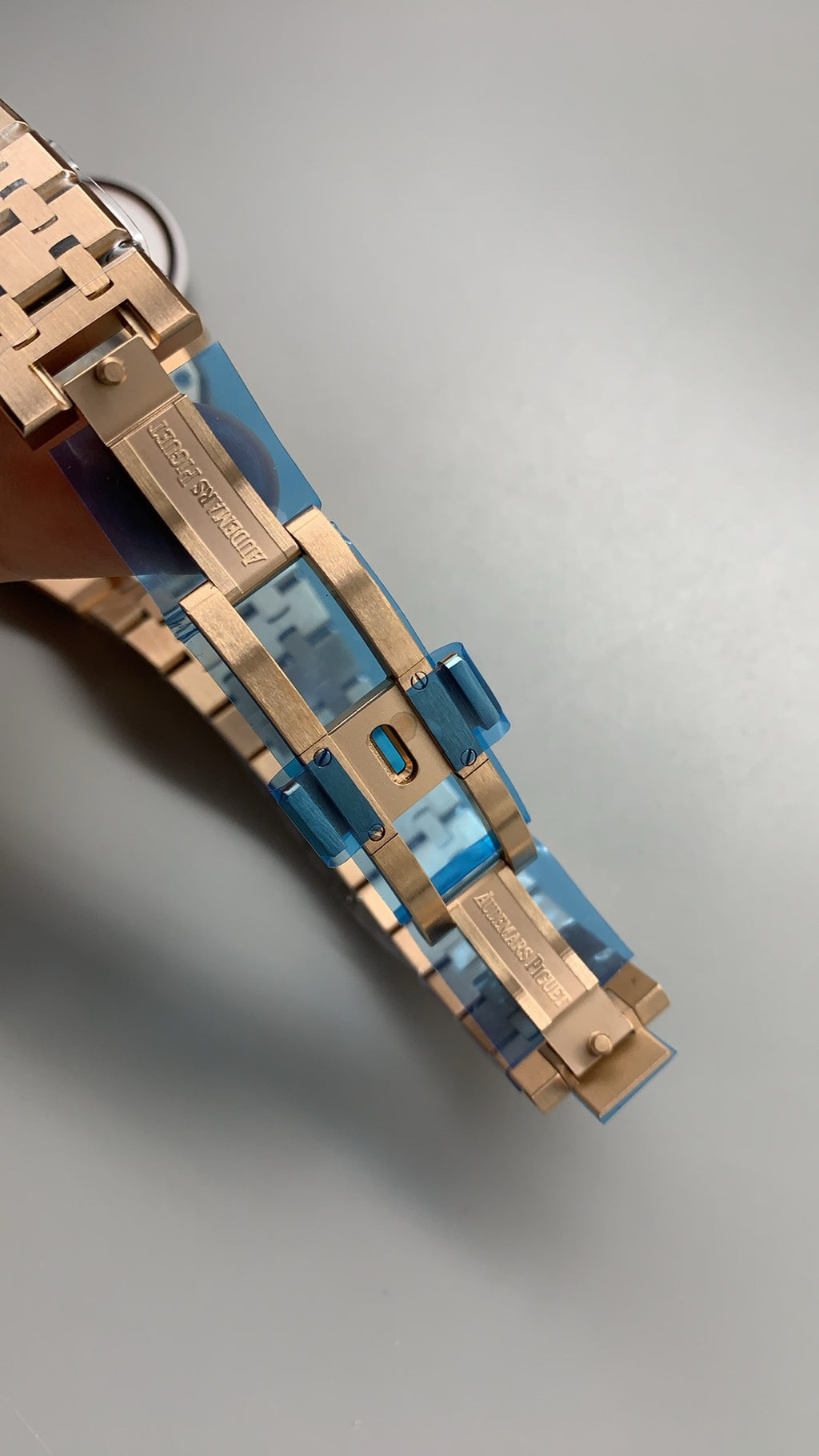 Audemars Piguet Royal Oak 15450 | 37MM | ตัวเรือนสแตนเลสสตีลเคลือบสีโรสโกลด์แบบ PVD | ขอบประดับอัญมณีสี彩รุ้ง (Rainbow Bezel) | หน้าปัดสีขาว | กลไกอัตโนมัติ Cal.3120