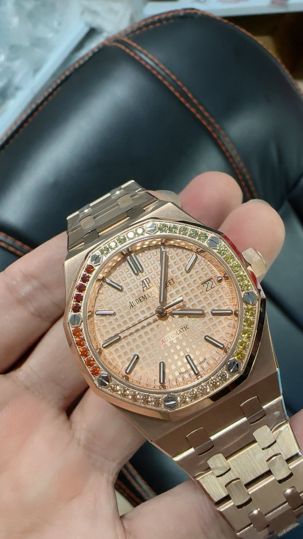 Audemars Piguet Royal Oak 15450 | 37MM | ตัวเรือนสแตนเลสสตีลเคลือบสีโรสโกลด์แบบ PVD | ขอบประดับอัญมณีสี彩รุ้ง (Rainbow Bezel) | หน้าปัดสีขาว | กลไกอัตโนมัติ Cal.3120