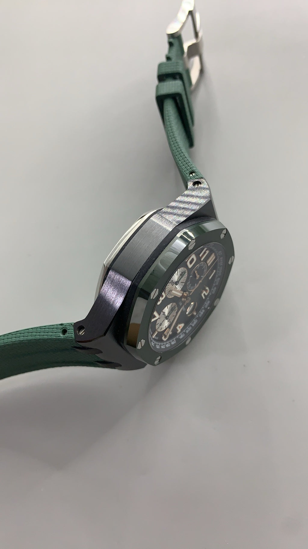 Audemars Piguet Royal Oak Offshore 26405CE.OO.A056CA.01 | 44MM | ตัวเรือนสแตนเลสสตีล | ขอบเซรามิกสีเขียว | หน้าปัดสีเขียวพร้อมหน้าปัดย่อยสีขาว | สายยางสีเขียว | จับเวลา Chronograph | กลไกอัตโนมัติ Cal.3126