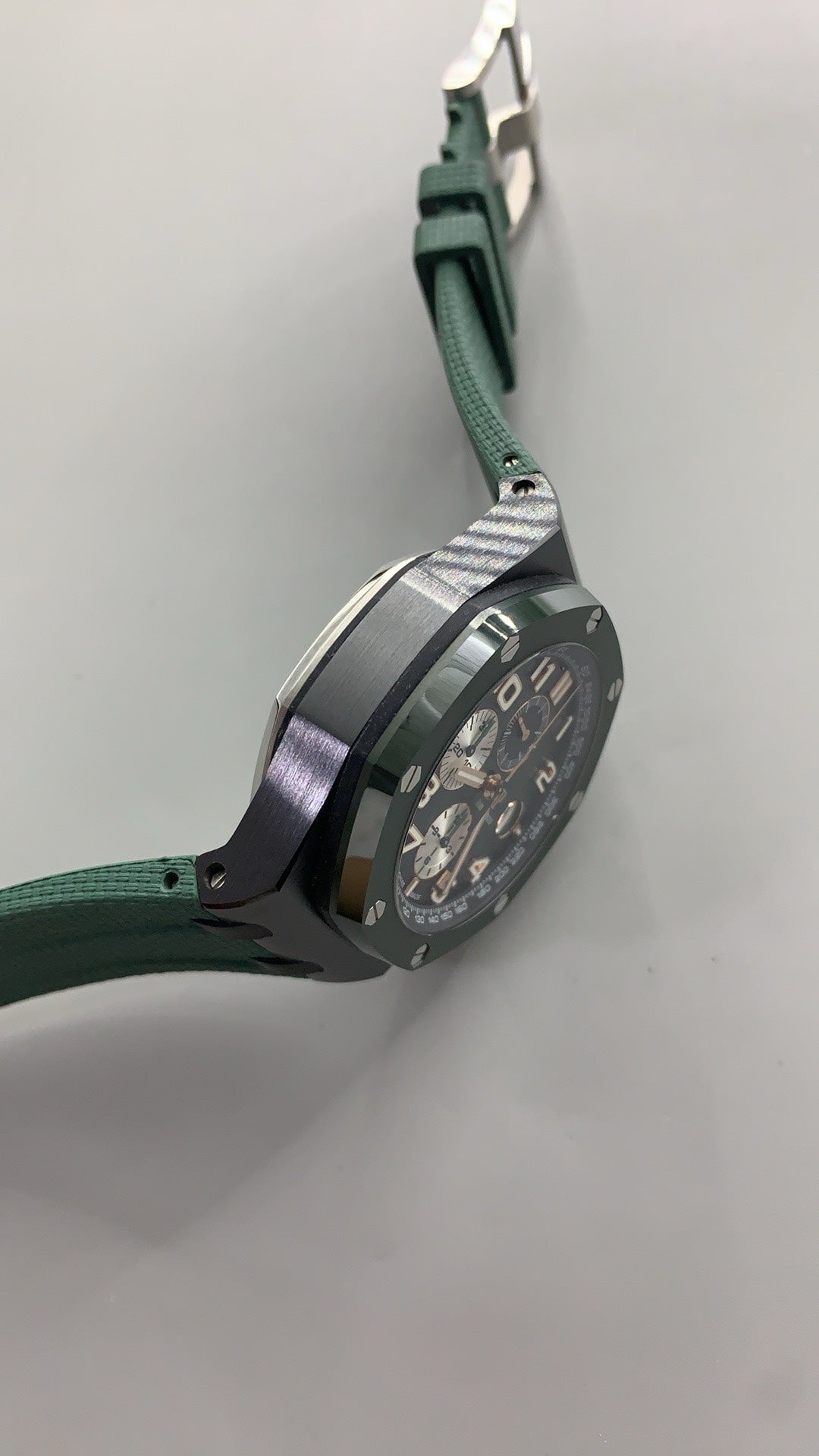 Audemars Piguet Royal Oak Offshore 26405CE.OO.A056CA.01 | 44MM | ตัวเรือนสแตนเลสสตีล | ขอบเซรามิกสีเขียว | หน้าปัดสีเขียวพร้อมหน้าปัดย่อยสีขาว | สายยางสีเขียว | จับเวลา Chronograph | กลไกอัตโนมัติ Cal.3126