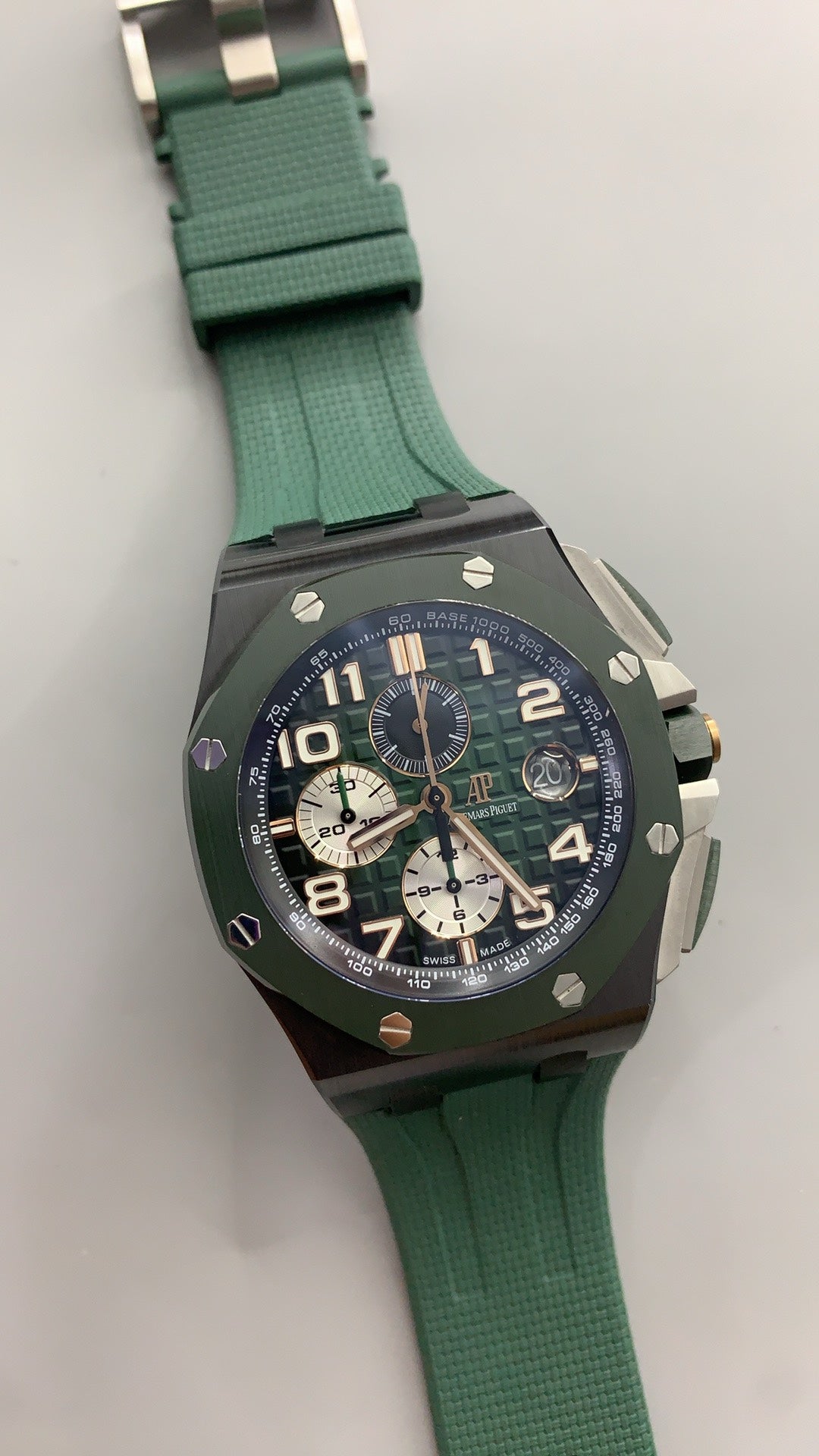 Audemars Piguet Royal Oak Offshore 26405CE.OO.A056CA.01 | 44MM | ตัวเรือนสแตนเลสสตีล | ขอบเซรามิกสีเขียว | หน้าปัดสีเขียวพร้อมหน้าปัดย่อยสีขาว | สายยางสีเขียว | จับเวลา Chronograph | กลไกอัตโนมัติ Cal.3126