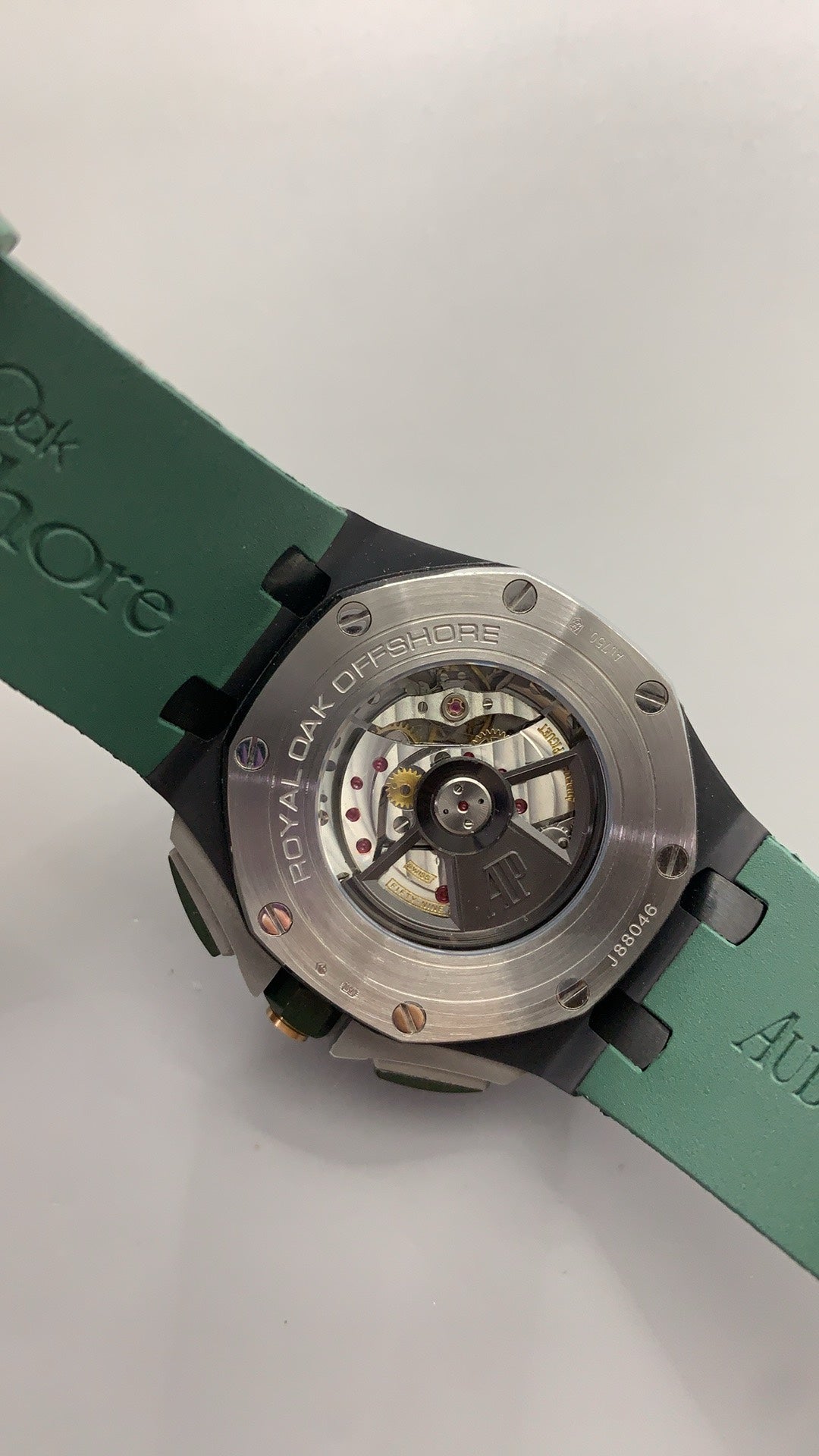 Audemars Piguet Royal Oak Offshore 26405CE.OO.A056CA.01 | 44MM | ตัวเรือนสแตนเลสสตีล | ขอบเซรามิกสีเขียว | หน้าปัดสีเขียวพร้อมหน้าปัดย่อยสีขาว | สายยางสีเขียว | จับเวลา Chronograph | กลไกอัตโนมัติ Cal.3126