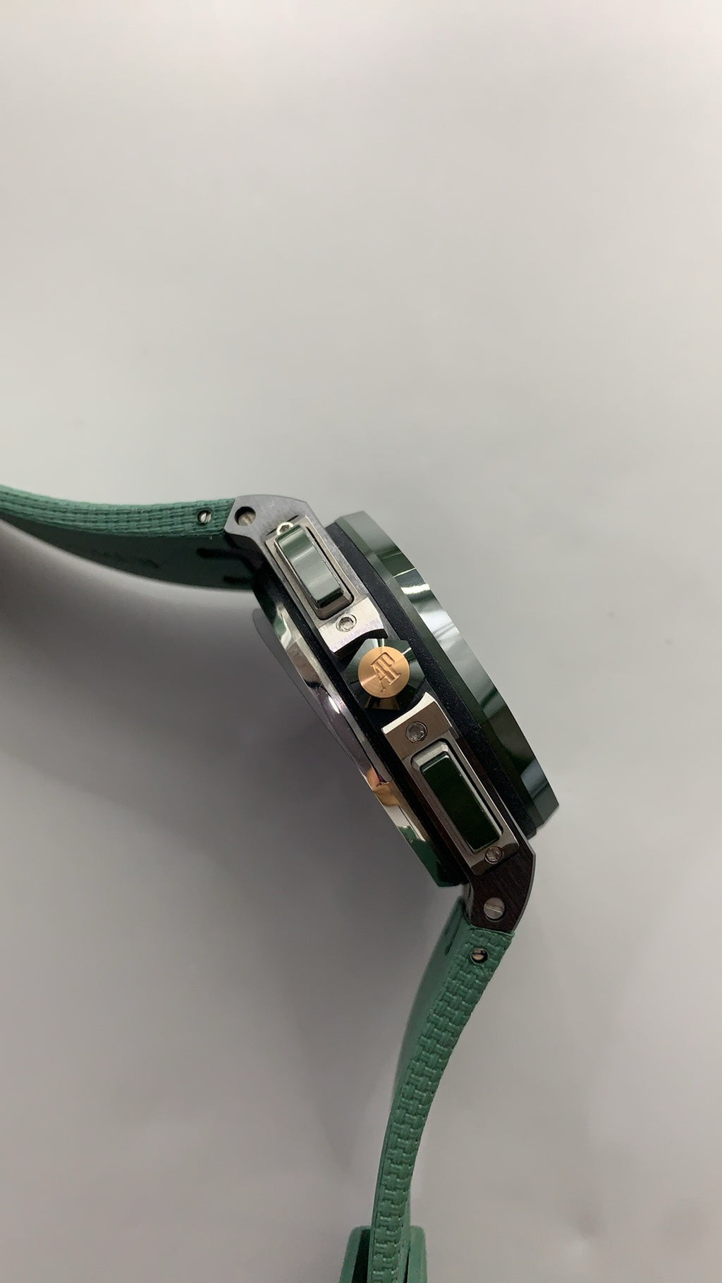 Audemars Piguet Royal Oak Offshore 26405CE.OO.A056CA.01 | 44MM | ตัวเรือนสแตนเลสสตีล | ขอบเซรามิกสีเขียว | หน้าปัดสีเขียวพร้อมหน้าปัดย่อยสีขาว | สายยางสีเขียว | จับเวลา Chronograph | กลไกอัตโนมัติ Cal.3126