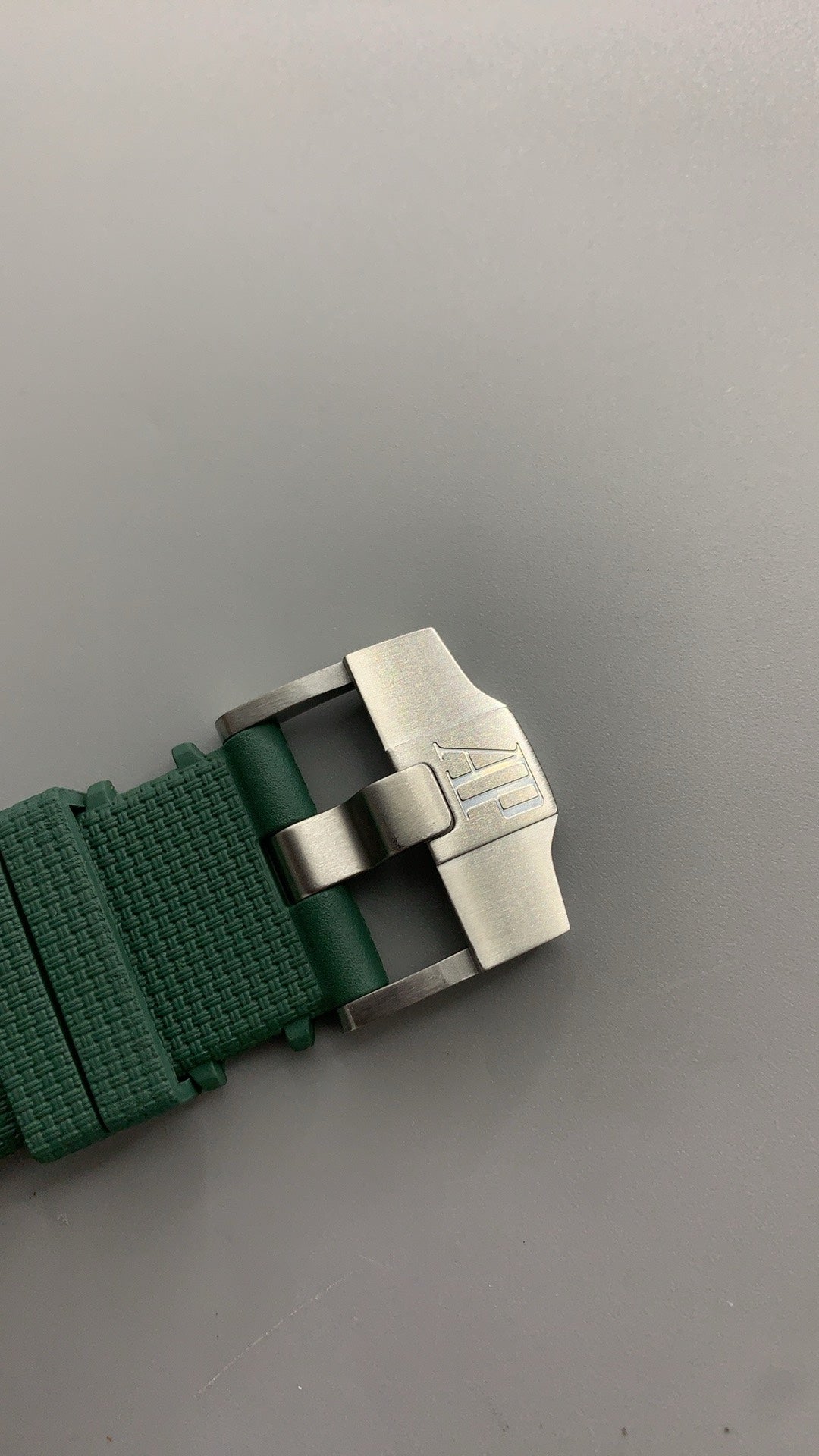 Audemars Piguet Royal Oak Offshore 26405CE.OO.A056CA.01 | 44MM | ตัวเรือนสแตนเลสสตีล | ขอบเซรามิกสีเขียว | หน้าปัดสีเขียวพร้อมหน้าปัดย่อยสีขาว | สายยางสีเขียว | จับเวลา Chronograph | กลไกอัตโนมัติ Cal.3126