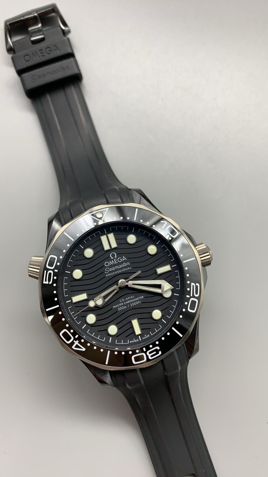 Omega Seamaster Diver 300M 42MM | กลไกอัตโนมัติ Co-Axial Master Chronometer ขนาดตัวเรือน: 42 มม.