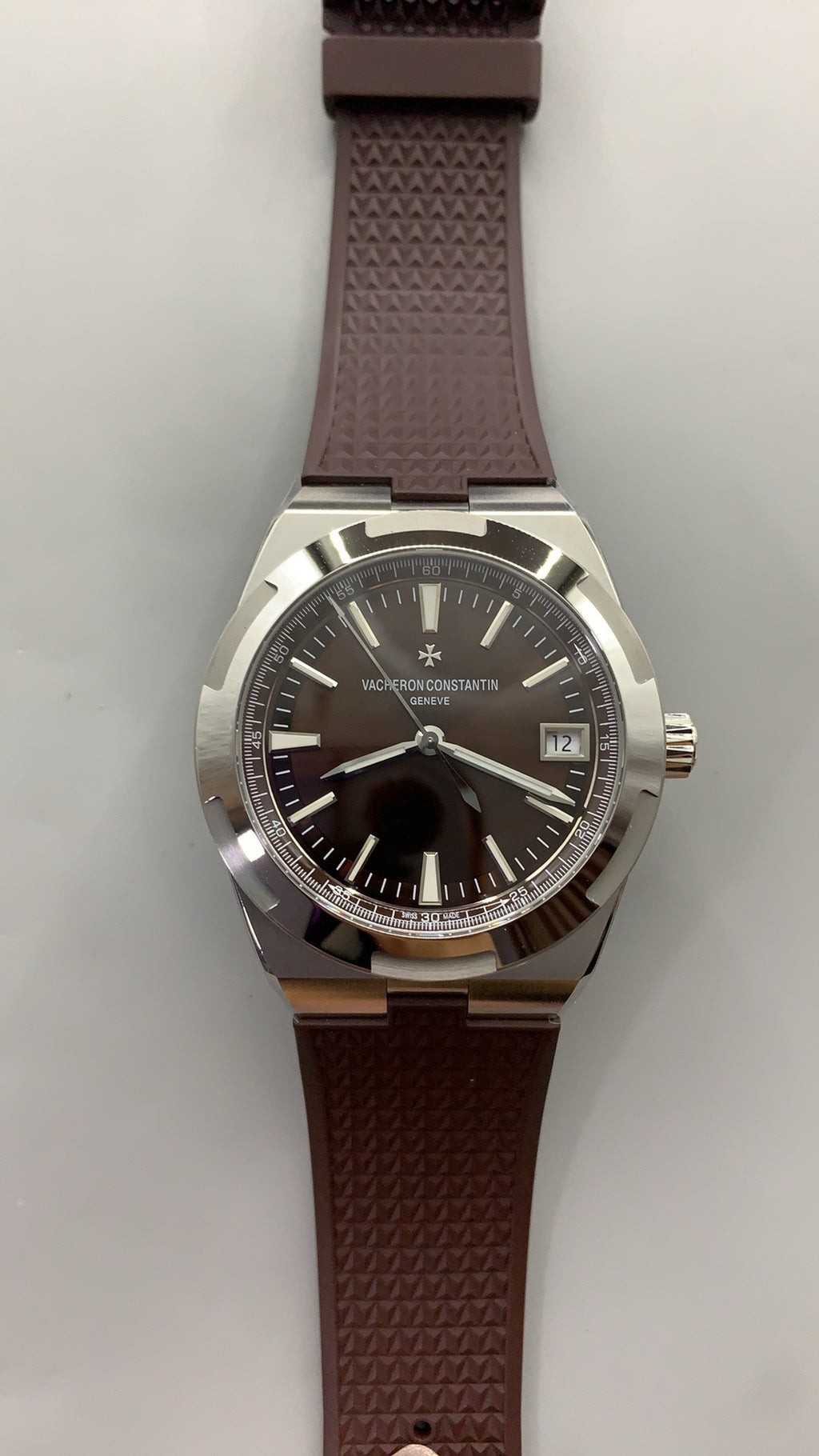 Vacheron Constantin Overseas 4500V | 41MM | ตัวเรือนสแตนเลสสตีล | ฟังก์ชันวันที่ | หน้าปัดสีน้ำตาล | สายยางสีน้ำตาล | กลไกอัตโนมัติ Cal.5100