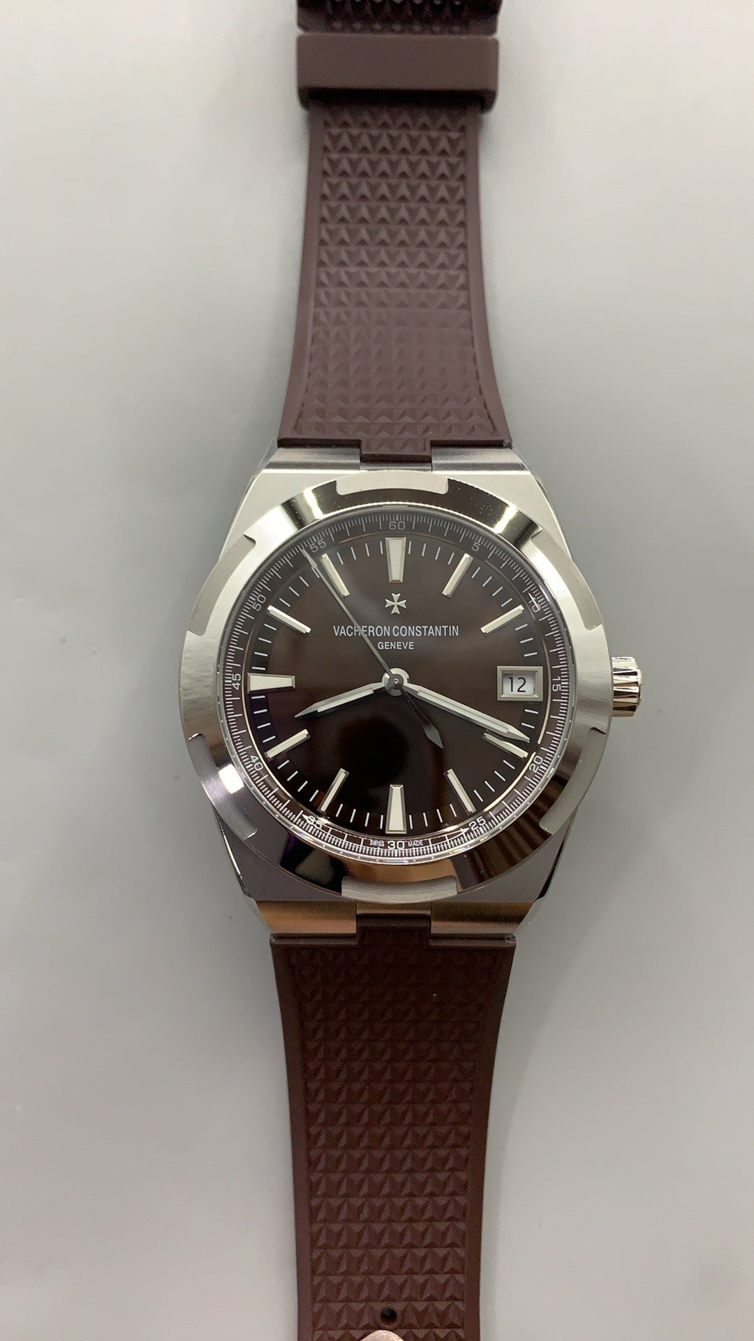 Vacheron Constantin Overseas 4500V | 41MM | ตัวเรือนสแตนเลสสตีล | ฟังก์ชันวันที่ | หน้าปัดสีน้ำตาล | สายยางสีน้ำตาล | กลไกอัตโนมัติ Cal.5100