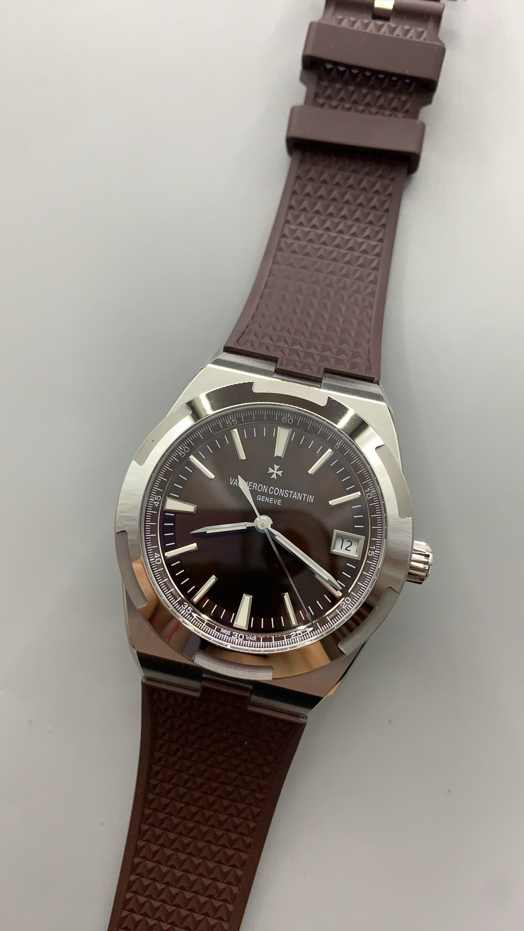 Vacheron Constantin Overseas 4500V | 41MM | ตัวเรือนสแตนเลสสตีล | ฟังก์ชันวันที่ | หน้าปัดสีน้ำตาล | สายยางสีน้ำตาล | กลไกอัตโนมัติ Cal.5100