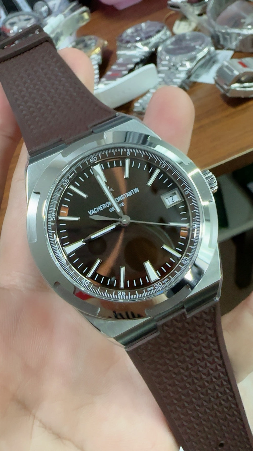 Vacheron Constantin Overseas 4500V | 41MM | ตัวเรือนสแตนเลสสตีล | ฟังก์ชันวันที่ | หน้าปัดสีน้ำตาล | สายยางสีน้ำตาล | กลไกอัตโนมัติ Cal.5100