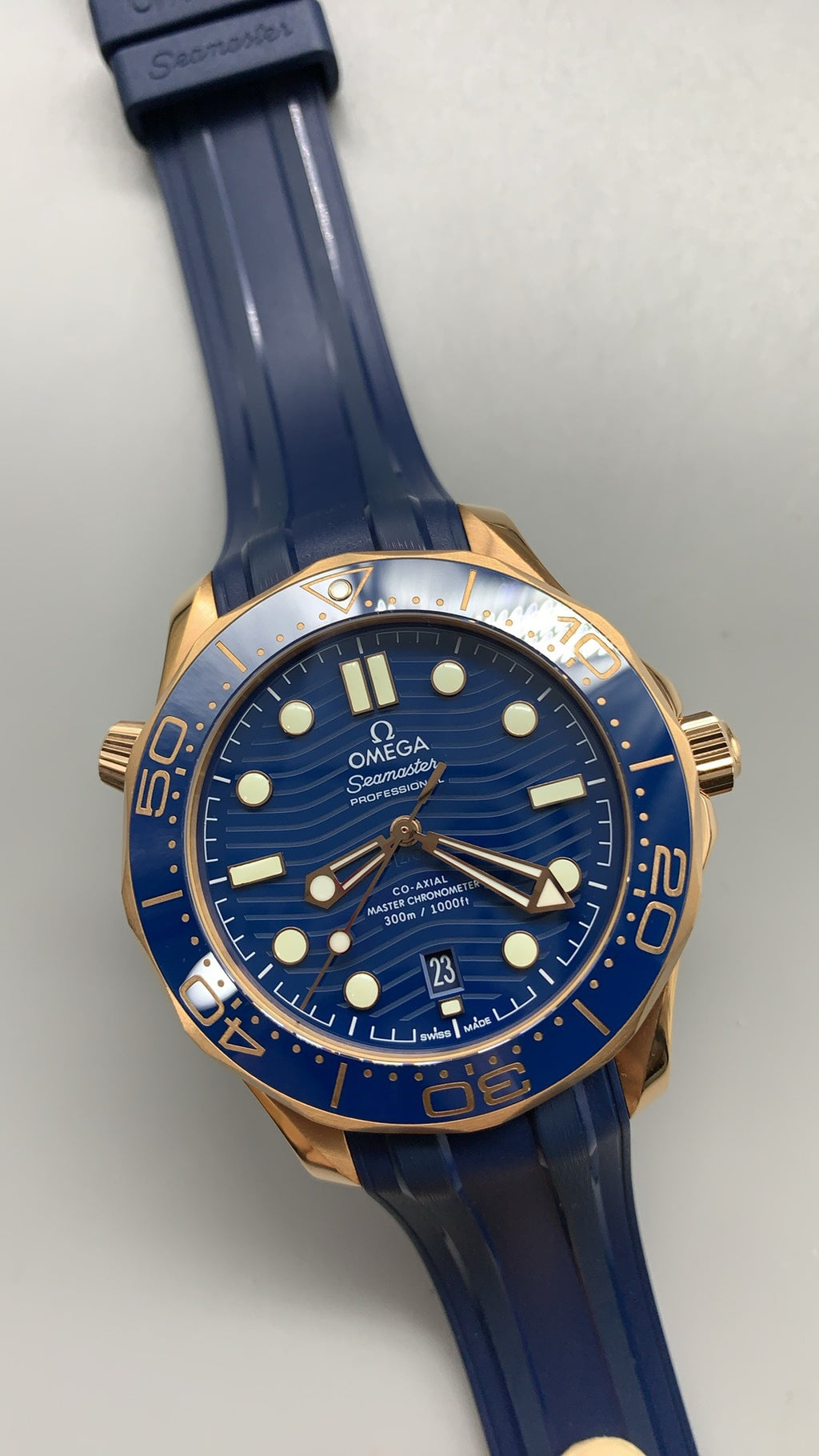 Omega Seamaster Diver 300M 42MM | กลไกอัตโนมัติ Co-Axial Master Chronometer ขนาดตัวเรือน: 42 มม.