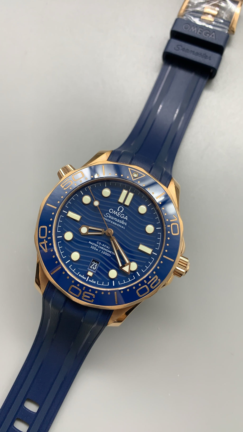 Omega Seamaster Diver 300M 42MM | กลไกอัตโนมัติ Co-Axial Master Chronometer ขนาดตัวเรือน: 42 มม.