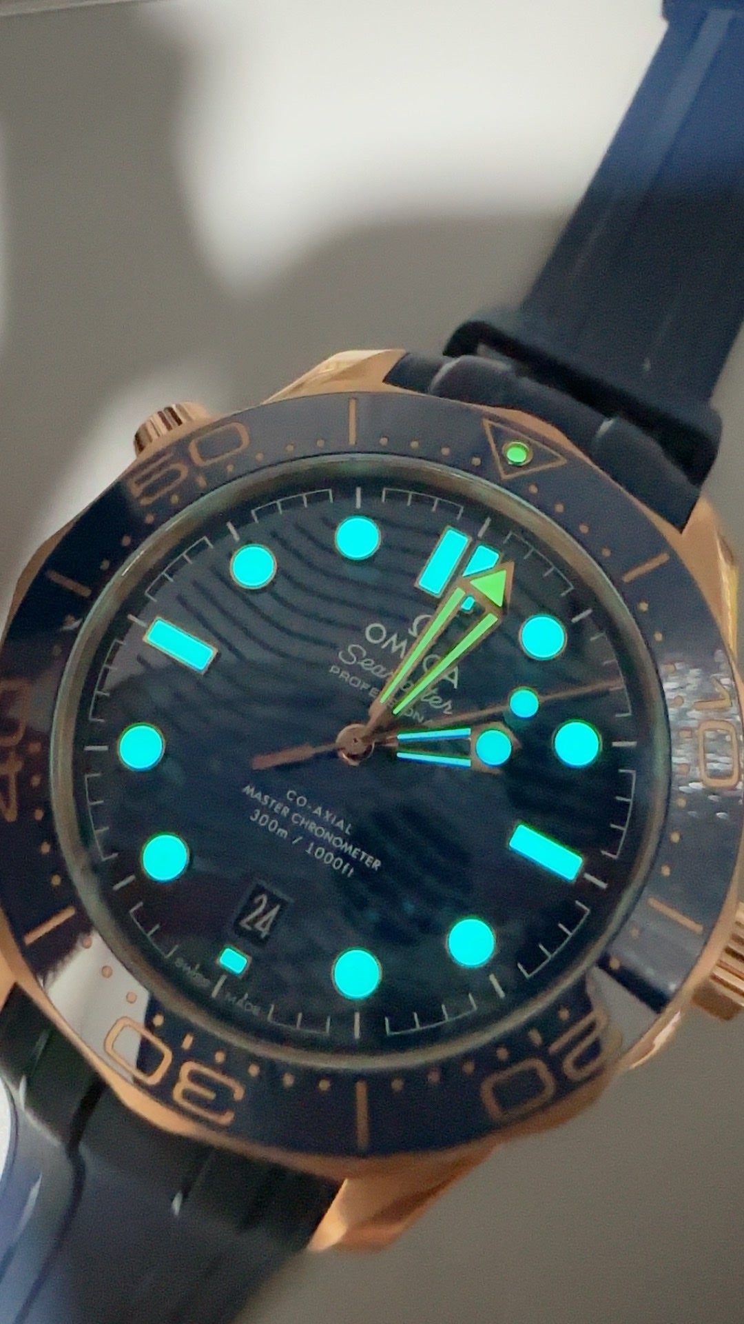 Omega Seamaster Diver 300M 42MM | กลไกอัตโนมัติ Co-Axial Master Chronometer ขนาดตัวเรือน: 42 มม.