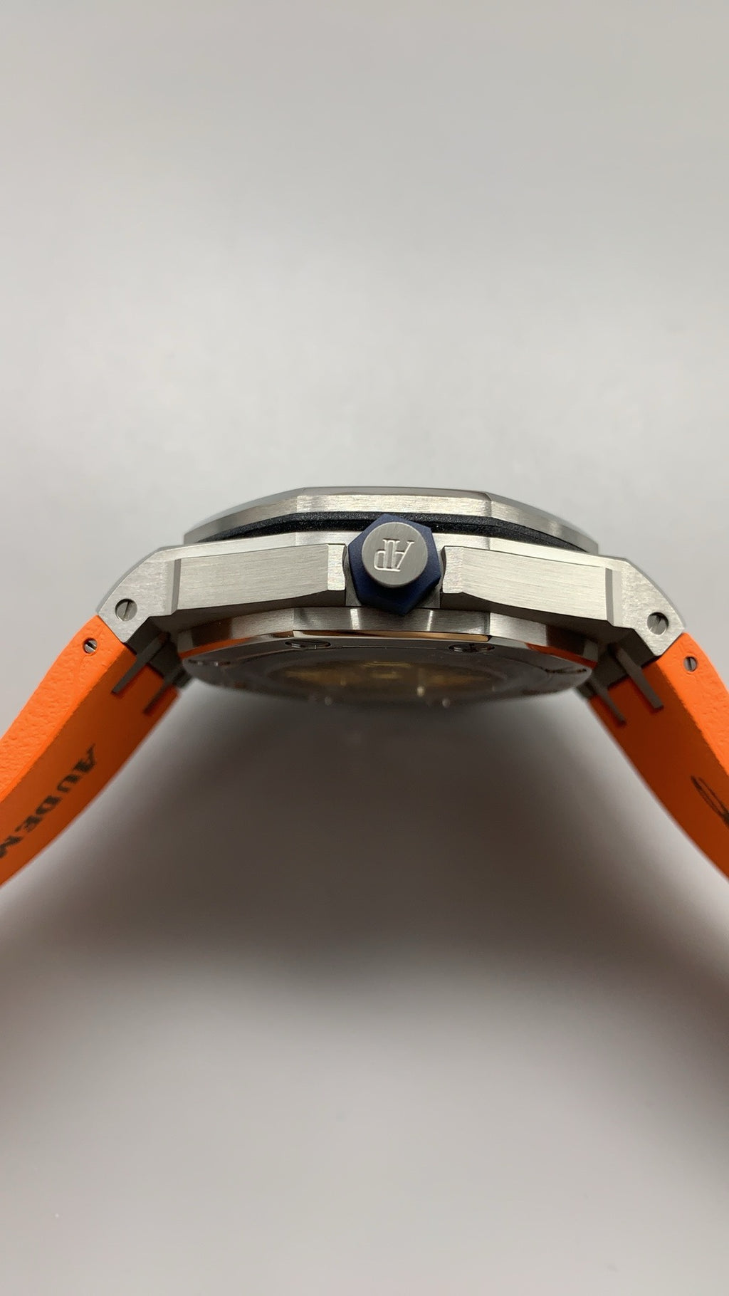 Audemars Piguet Royal Oak Offshore Diver 15710ST | 42MM | ตัวเรือนสแตนเลสสตีล | หน้าปัดสีส้ม | สายยางสีส้ม | กลไกอัตโนมัติ Cal.3120