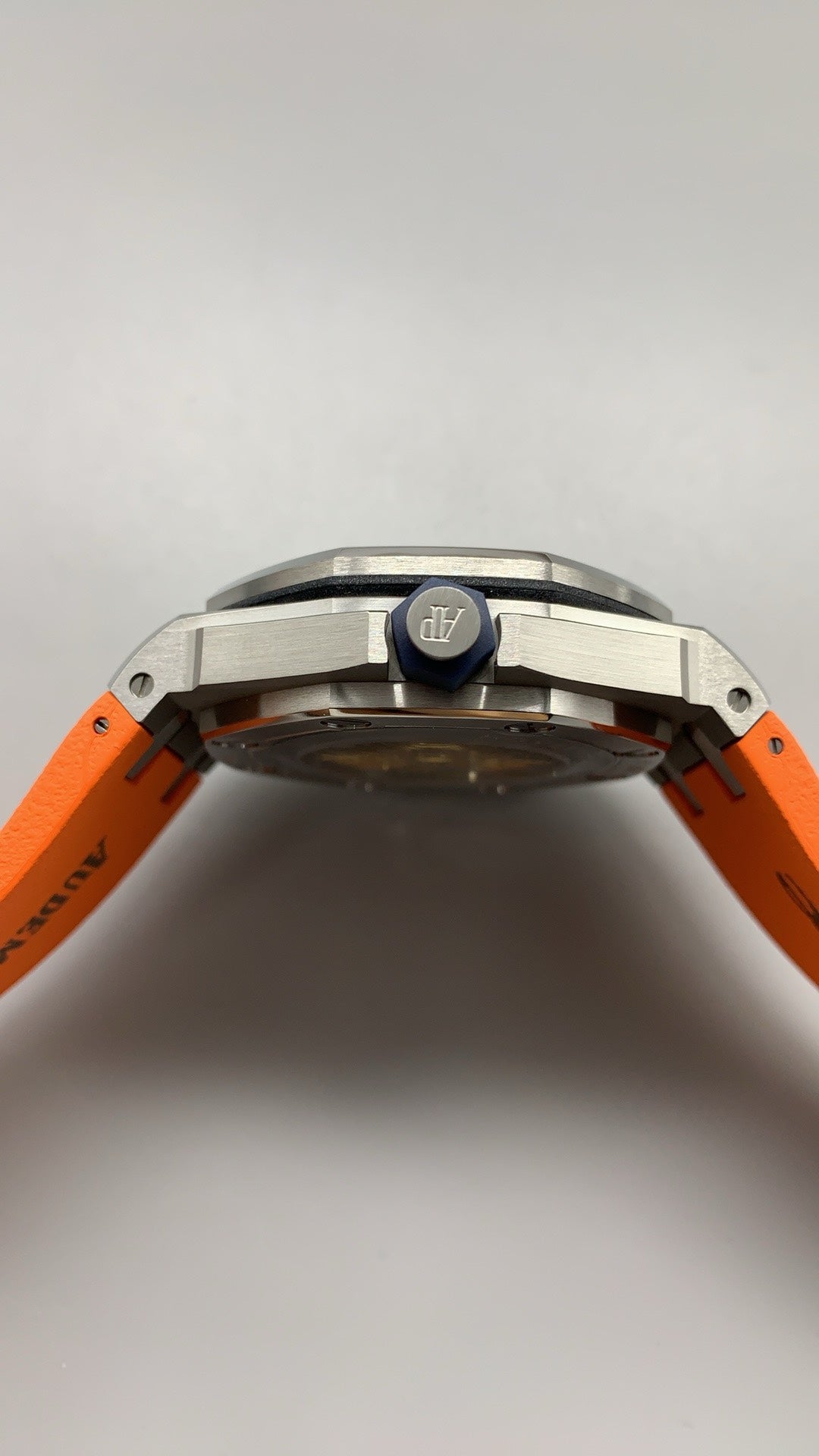 Audemars Piguet Royal Oak Offshore Diver 15710ST | 42MM | ตัวเรือนสแตนเลสสตีล | หน้าปัดสีส้ม | สายยางสีส้ม | กลไกอัตโนมัติ Cal.3120