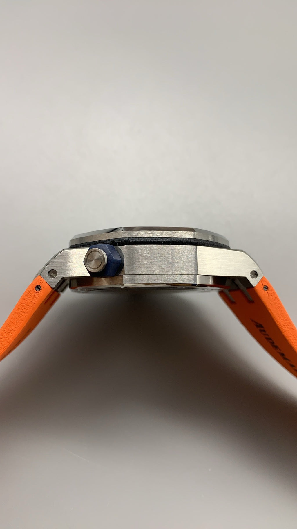 Audemars Piguet Royal Oak Offshore Diver 15710ST | 42MM | ตัวเรือนสแตนเลสสตีล | หน้าปัดสีส้ม | สายยางสีส้ม | กลไกอัตโนมัติ Cal.3120