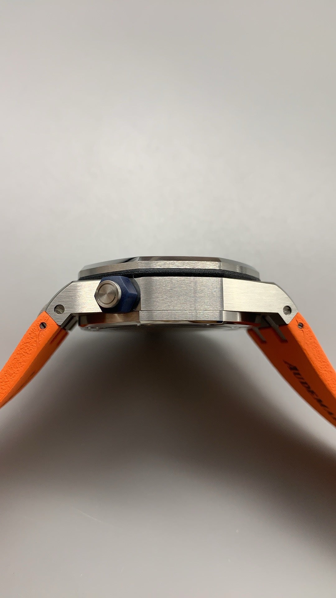 Audemars Piguet Royal Oak Offshore Diver 15710ST | 42MM | ตัวเรือนสแตนเลสสตีล | หน้าปัดสีส้ม | สายยางสีส้ม | กลไกอัตโนมัติ Cal.3120