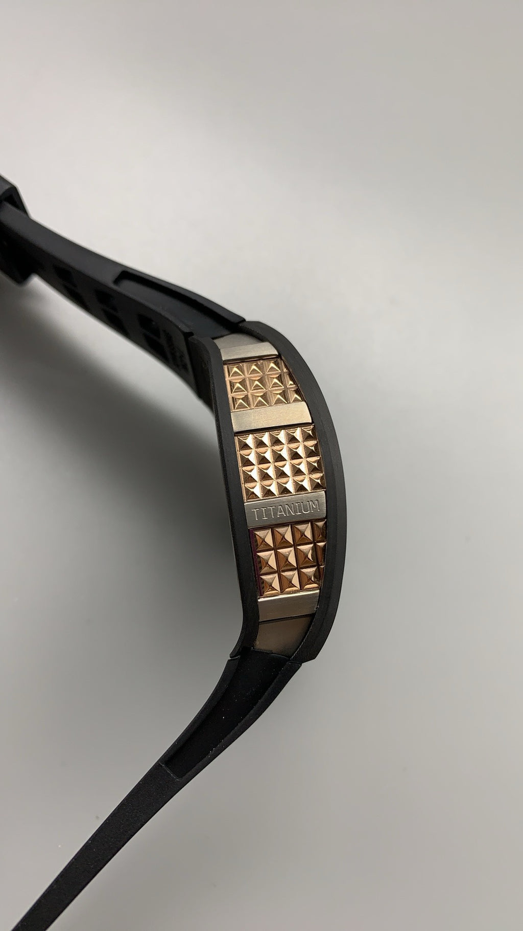 Richard Mille RM66 | 42MM | ตัวเรือนไทเทเนียมเกรด 5 + เคลือบ PVD สีโรสโกลด์ | หน้าปัดรูปมือโครงกระดูก (Skeleton Hand) | กลไกไขลานมือ Flying Tourbillon