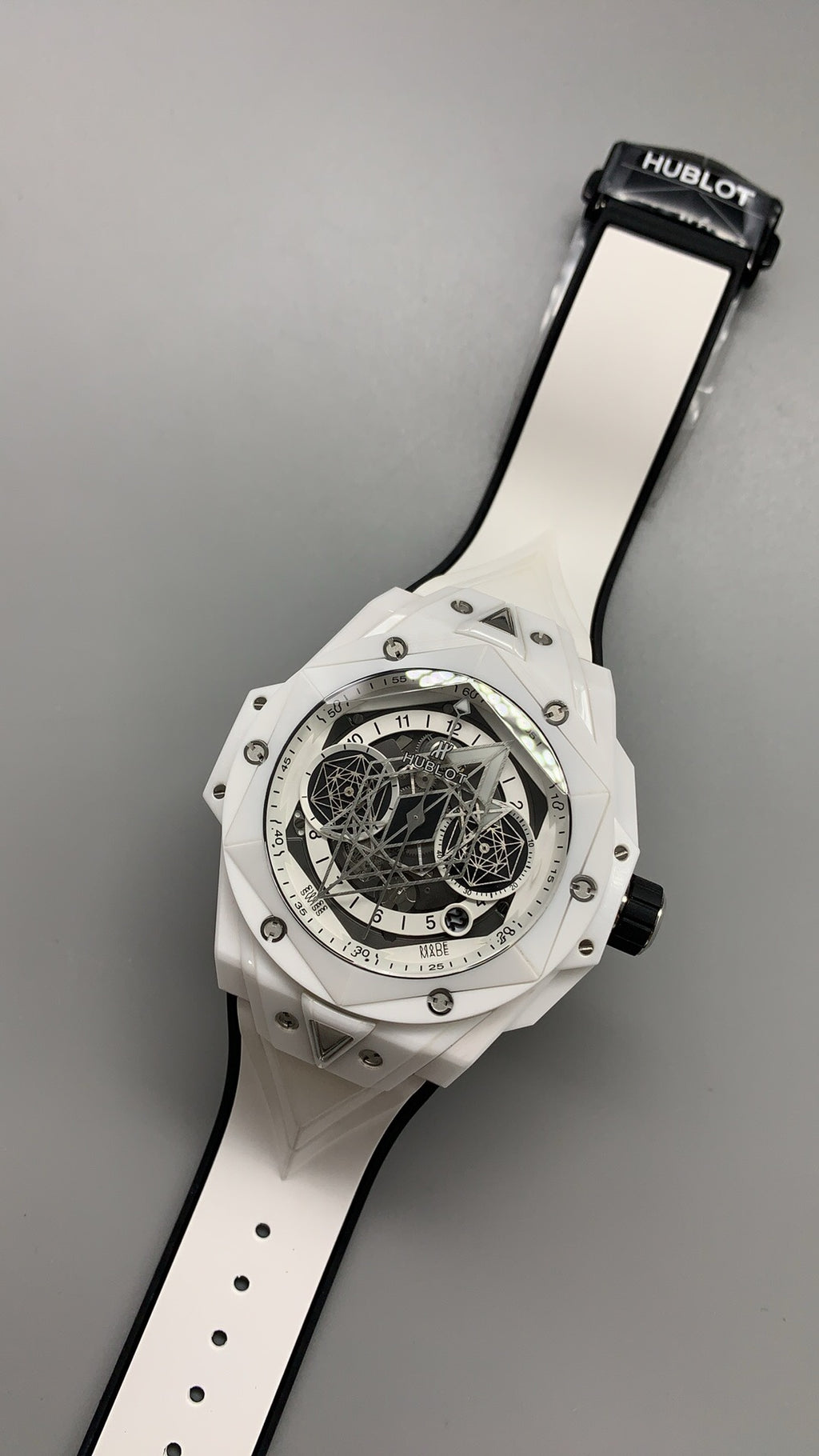 Hublot Big Bang Unico II Sang Bleu | 44MM | ตัวเรือนเซรามิกทั้งเรือน | หน้าปัดสเกเลตันลายเรขาคณิต | จับเวลา Chronograph | กลไกอัตโนมัติ HUB1280