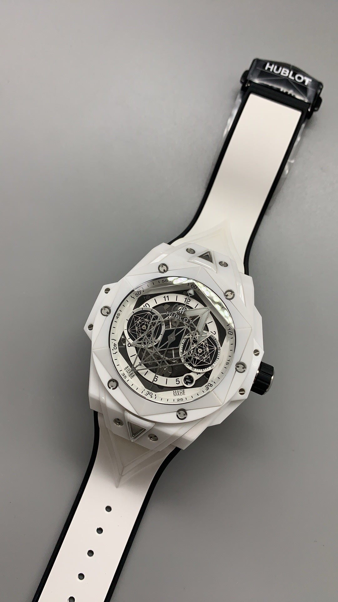 Hublot Big Bang Unico II Sang Bleu | 44MM | ตัวเรือนเซรามิกทั้งเรือน | หน้าปัดสเกเลตันลายเรขาคณิต | จับเวลา Chronograph | กลไกอัตโนมัติ HUB1280
