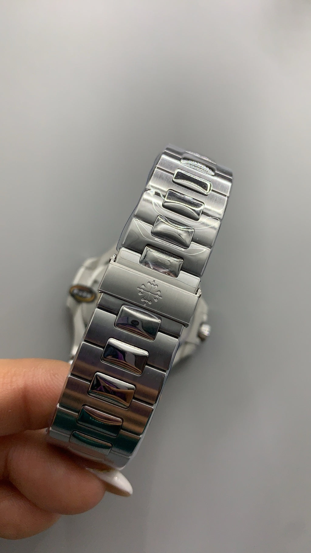 Patek Philippe Nautilus 5711 | 40MM | หน้าปัดสีเขียวซันเรย์ (รุ่นคัสตอม) | ตัวเรือนสแตนเลสสตีล | กลไกอัตโนมัติ Cal.324 S C