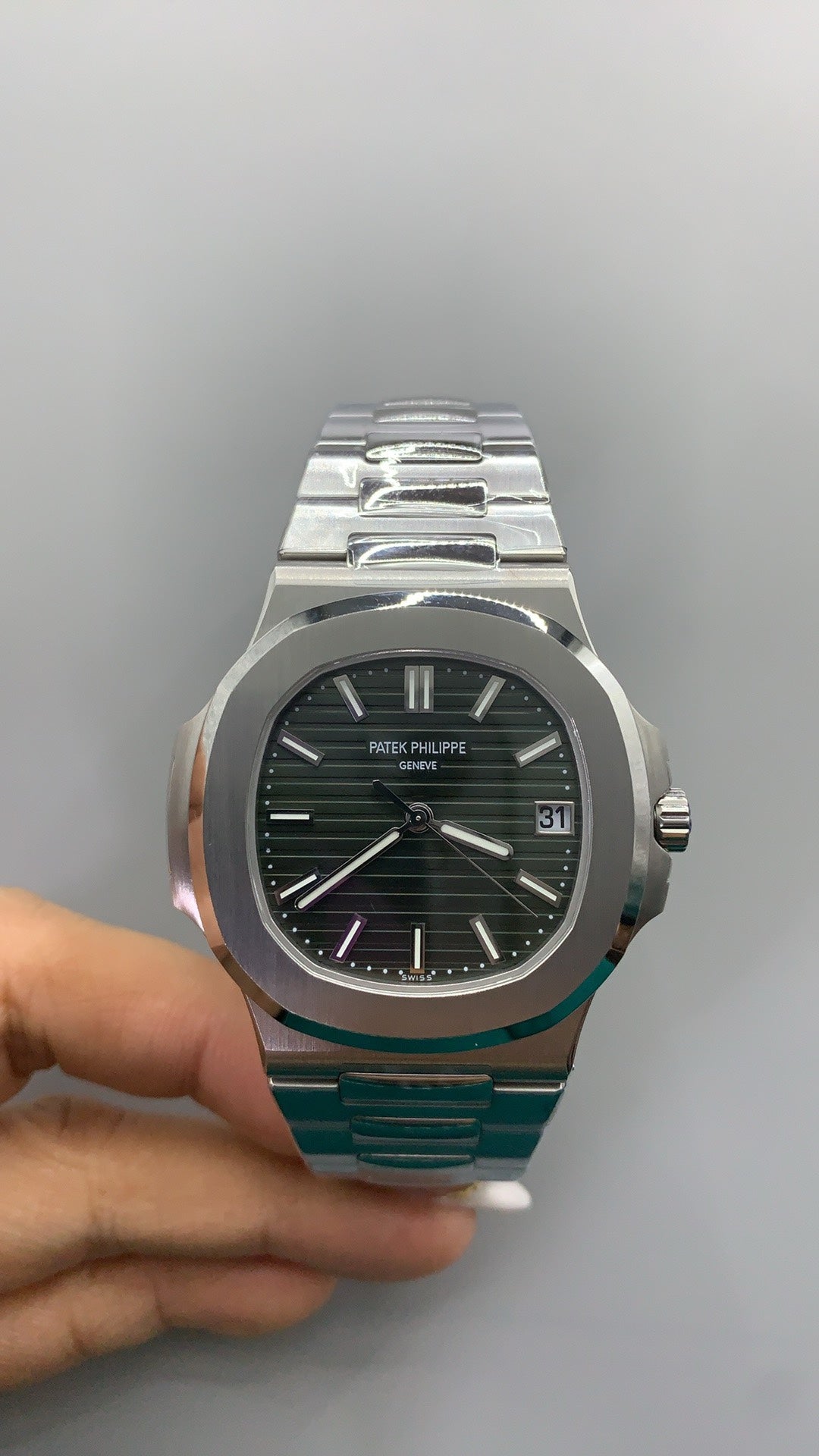 Patek Philippe Nautilus 5711 | 40MM | หน้าปัดสีเขียวซันเรย์ (รุ่นคัสตอม) | ตัวเรือนสแตนเลสสตีล | กลไกอัตโนมัติ Cal.324 S C