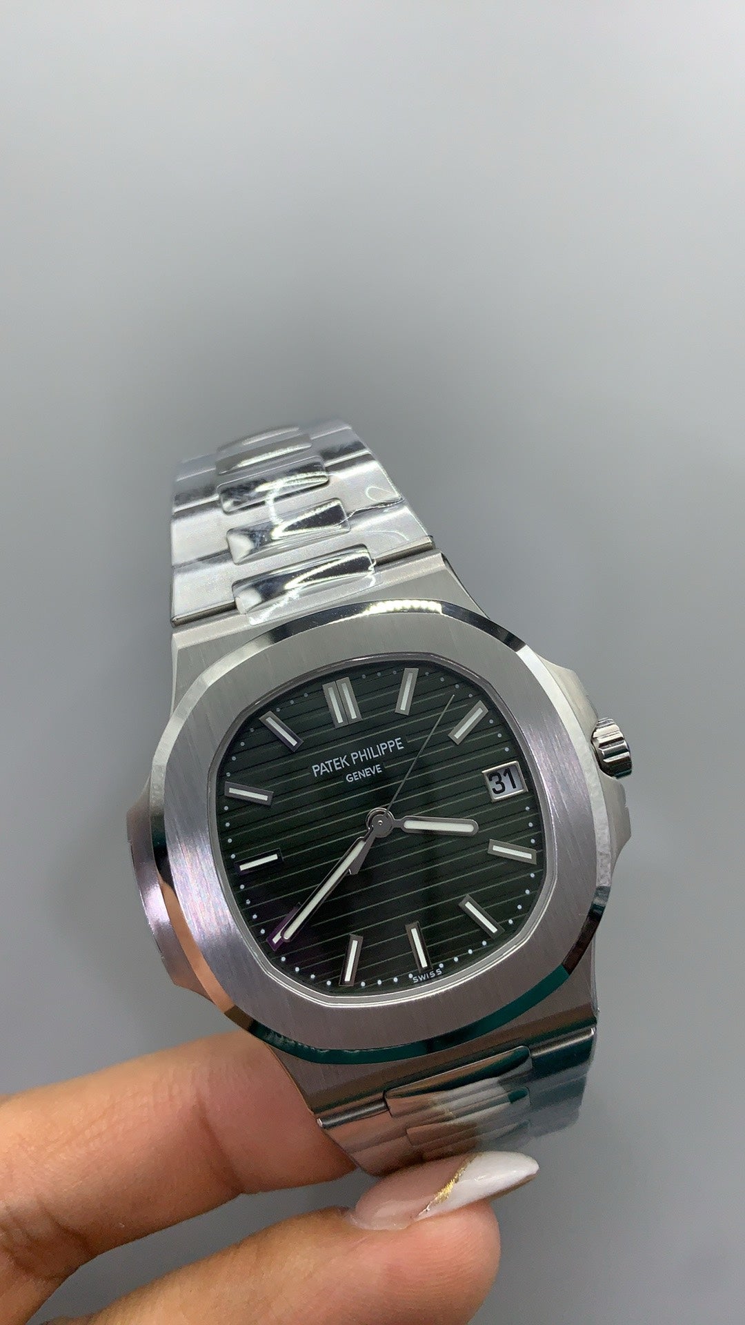 Patek Philippe Nautilus 5711 | 40MM | หน้าปัดสีเขียวซันเรย์ (รุ่นคัสตอม) | ตัวเรือนสแตนเลสสตีล | กลไกอัตโนมัติ Cal.324 S C