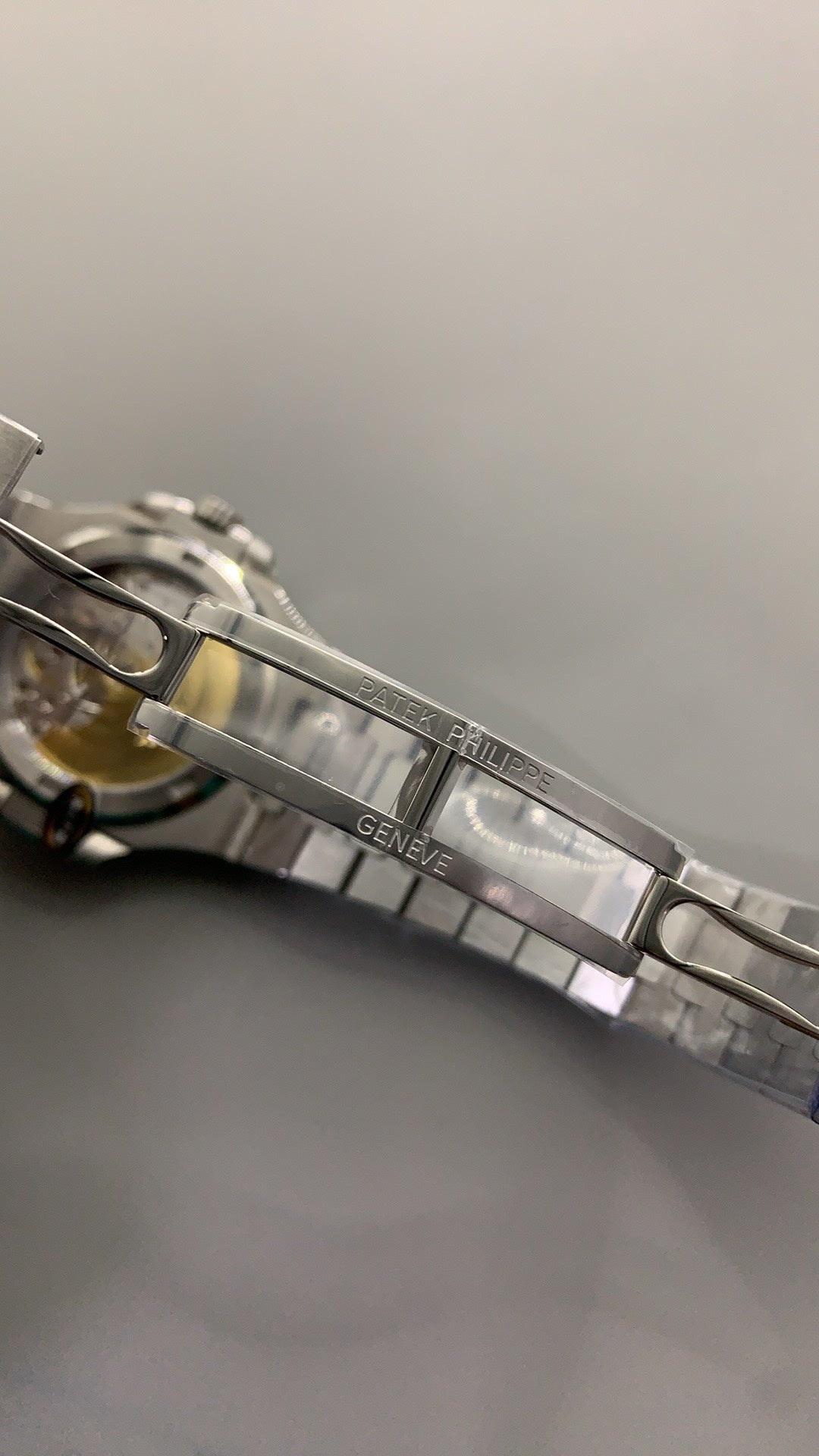 Patek Philippe Nautilus 5711 | 40MM | หน้าปัดสีเขียวซันเรย์ (รุ่นคัสตอม) | ตัวเรือนสแตนเลสสตีล | กลไกอัตโนมัติ Cal.324 S C