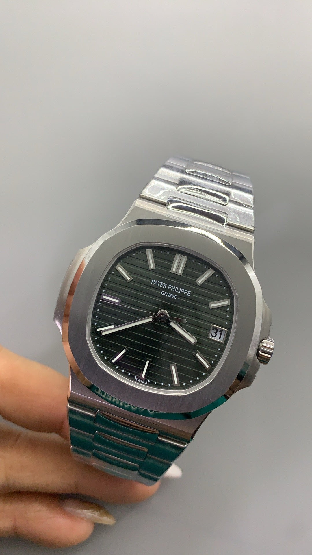 Patek Philippe Nautilus 5711 | 40MM | หน้าปัดสีเขียวซันเรย์ (รุ่นคัสตอม) | ตัวเรือนสแตนเลสสตีล | กลไกอัตโนมัติ Cal.324 S C