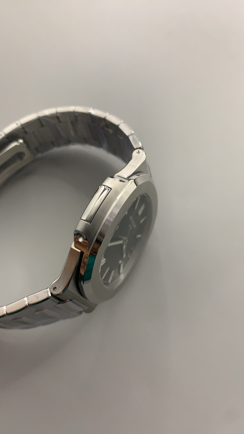 Patek Philippe Nautilus 5711 | 40MM | หน้าปัดสีเขียวซันเรย์ (รุ่นคัสตอม) | ตัวเรือนสแตนเลสสตีล | กลไกอัตโนมัติ Cal.324 S C