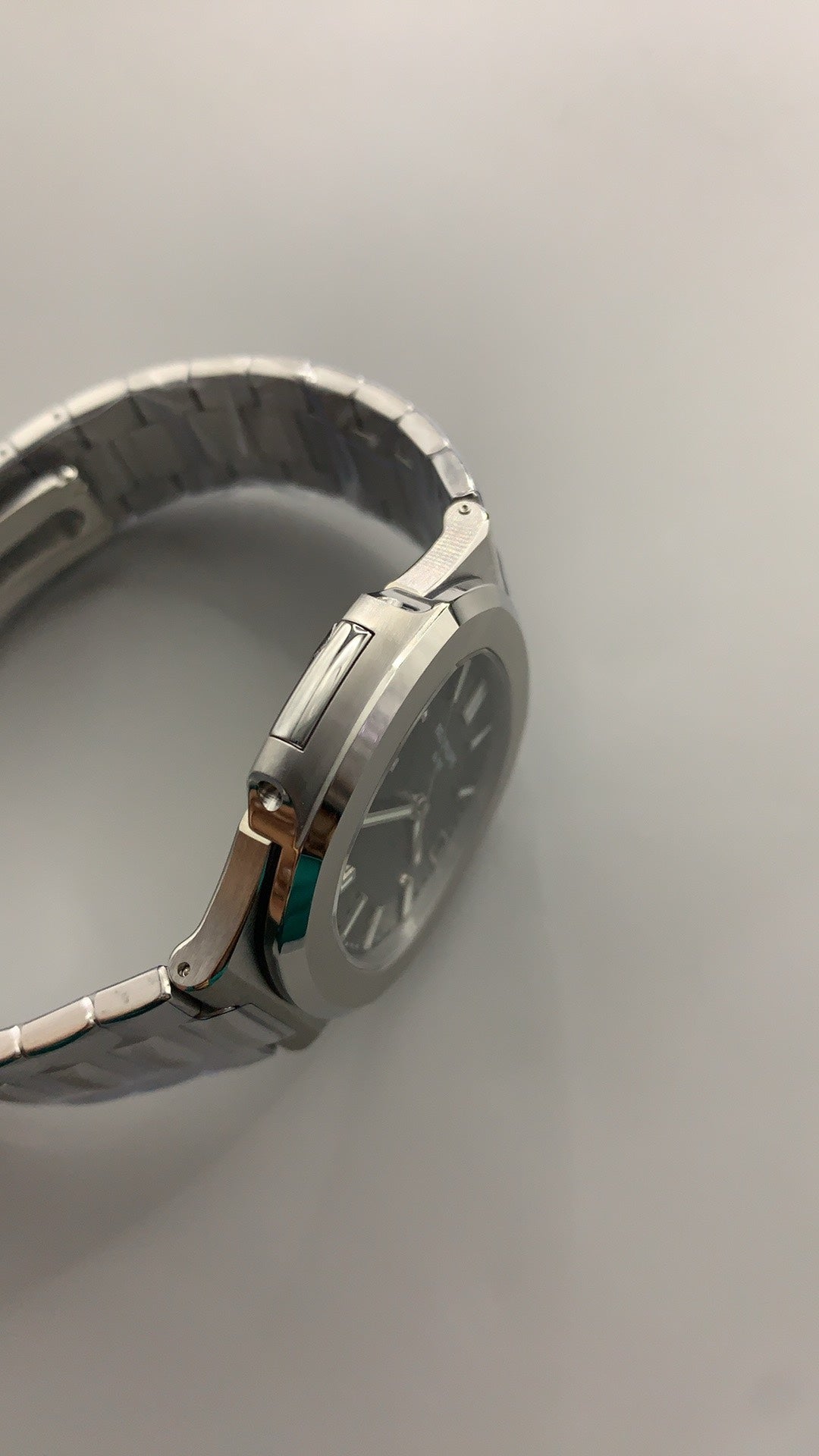 Patek Philippe Nautilus 5711 | 40MM | หน้าปัดสีเขียวซันเรย์ (รุ่นคัสตอม) | ตัวเรือนสแตนเลสสตีล | กลไกอัตโนมัติ Cal.324 S C