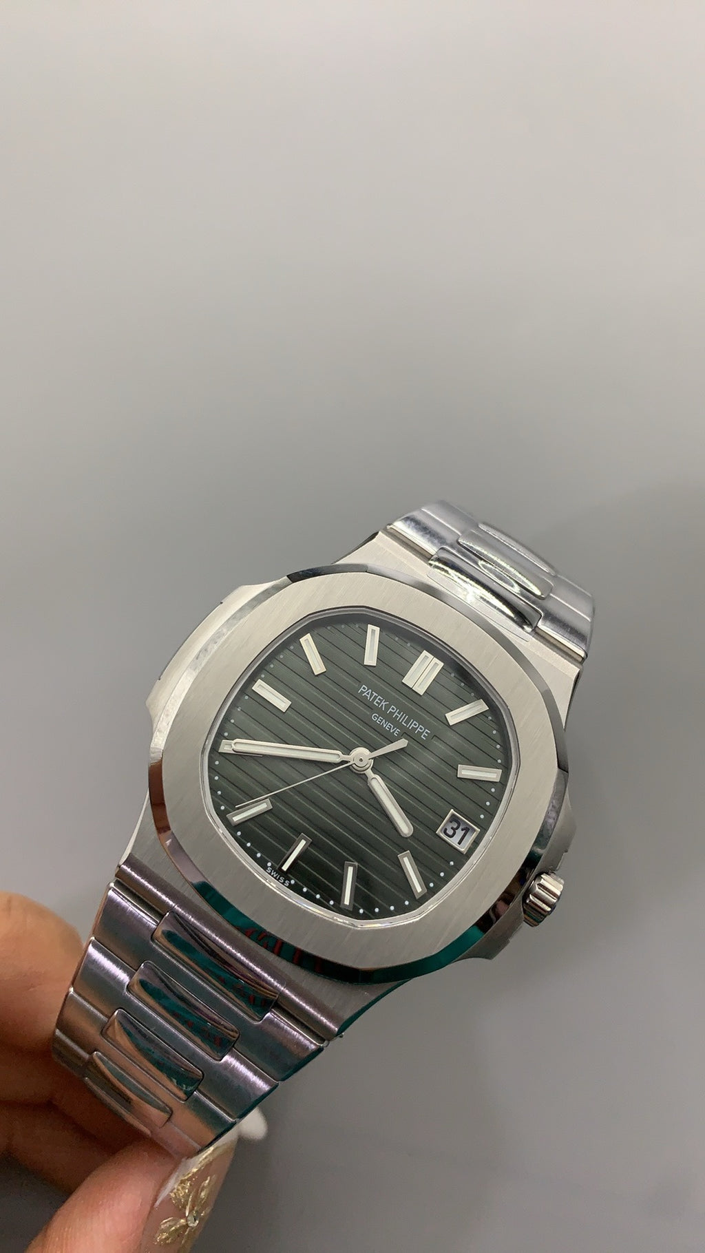 Patek Philippe Nautilus 5711 | 40MM | หน้าปัดสีเขียวซันเรย์ (รุ่นคัสตอม) | ตัวเรือนสแตนเลสสตีล | กลไกอัตโนมัติ Cal.324 S C